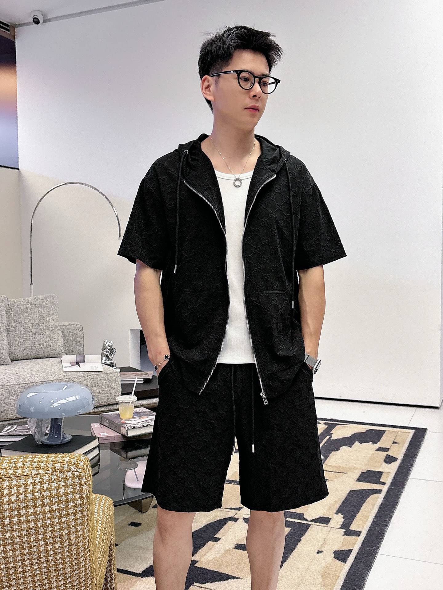 NO:849583,. Brand Gucci 2026 summer latest model, same style for men and women, classic design short-sleeved T-shirt shorts suit, slightly expanded version, customized air layer fabric, soft to the touch, comfortable to wear, fine workmanship. The upper body effect is incomparably handsome, size M-3XLD1, shorts, T-shirt, tees, t-shirt,19860909. 品牌古奇 2026夏季最新款,男女同款,经典设计短袖T恤短裤套装,微扩版型,定制空气层面料,手感柔软,穿着舒适,做工精细.上身效果无敌帅气,码数M-3XLD1,,shorts,T-shirt,tees，t-shirt,,Men's clothing
