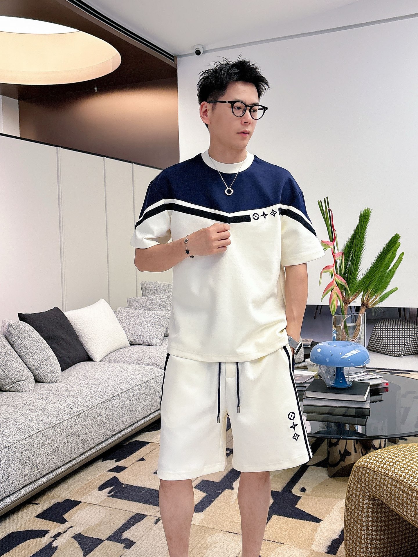 NO:849587,. Brand LV 2026 latest summer style, same style for men and women, classic design short-sleeved T-shirt shorts suit, slightly expanded version, customized air layer fabric, soft to the touch, comfortable to wear, fine workmanship. The upper body effect is incomparably handsome, size M-3XLD1,, louis vuitton, shorts, T-shirt, tees, t-shirt,19860909. 品牌LV 2026夏季最新款,男女同款,经典设计短袖T恤短裤套装,微扩版型,定制空气层面料,手感柔软,穿着舒适,做工精细.上身效果无敌帅气,码数M-3XLD1,,louis vuitton,shorts,T-shirt,tees，t-shirt,,Men's clothing