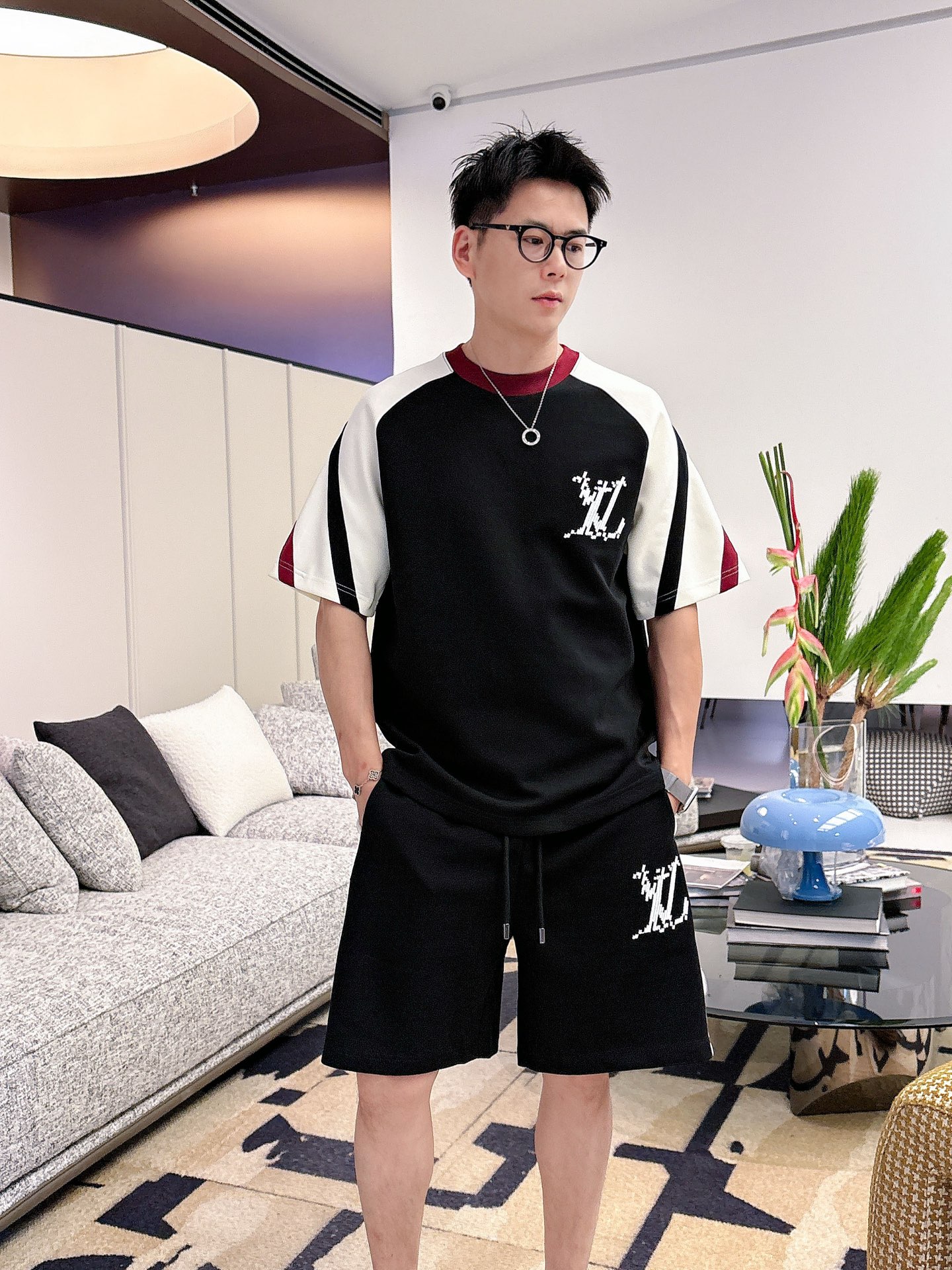 NO:873258,Directly approved brand LV 2026 summer latest model, same style for men and women, classic design short-sleeved T-shirt shorts suit, slightly expanded version, customized air layer fabric, soft to the touch, comfortable to wear, fine workmanship. The upper body effect is incomparably handsome, size M-3XLD1,, louis vuitton, shorts, T-shirt, tees, t-shirt,19860909直批 品牌LV 2026夏季最新款,男女同款,经典设计短袖T恤短裤套装,微扩版型,定制空气层面料,手感柔软,穿着舒适,做工精细.上身效果无敌帅气,码数M-3XLD1,,louis vuitton,shorts,T-shirt,tees，t-shirt,,Men's clothing