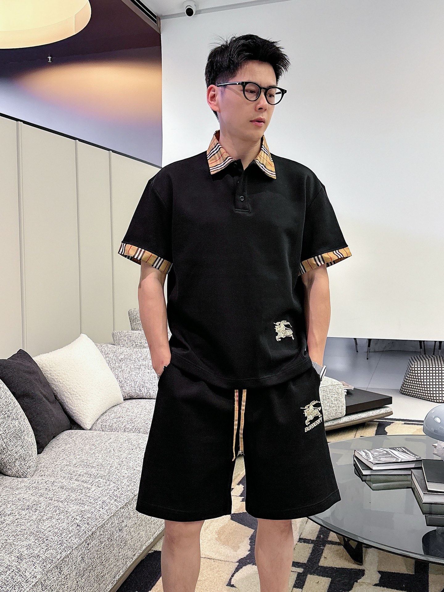 NO:849589,. Brand Burberry 2026 summer latest model, same style for men and women, classic design short-sleeved T-shirt shorts suit, slightly expanded version, customized air layer fabric, soft to the touch, comfortable to wear, fine workmanship. The upper body effect is incomparably handsome, size M-3XLD1,, burberry, shorts, T-shirt, tees, t-shirt,19860909. 品牌巴宝莉 2026夏季最新款,男女同款,经典设计短袖T恤短裤套装,微扩版型,定制空气层面料,手感柔软,穿着舒适,做工精细.上身效果无敌帅气,码数M-3XLD1,,burberry,shorts,T-shirt,tees，t-shirt,,Men's clothing