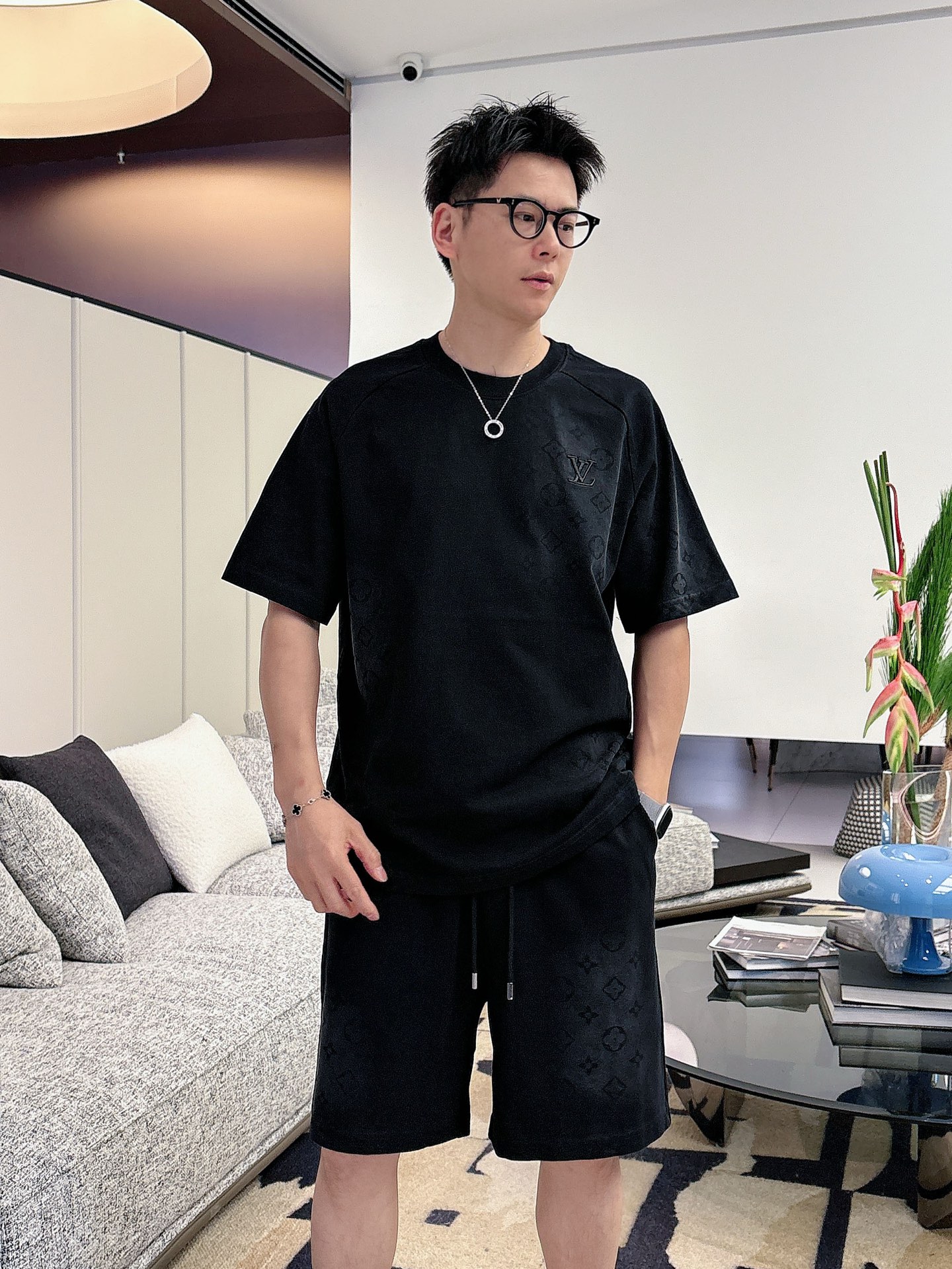 NO:873236,Directly approved brand LV 2026 summer latest model, same style for men and women, classic design short-sleeved T-shirt shorts suit, slightly expanded version, customized air layer fabric, soft to the touch, comfortable to wear, fine workmanship. The upper body effect is incomparably handsome, size M-3XLD1,, louis vuitton, shorts, T-shirt, tees, t-shirt,19860909直批 品牌LV 2026夏季最新款,男女同款,经典设计短袖T恤短裤套装,微扩版型,定制空气层面料,手感柔软,穿着舒适,做工精细.上身效果无敌帅气,码数M-3XLD1,,louis vuitton,shorts,T-shirt,tees，t-shirt,,Men's clothing