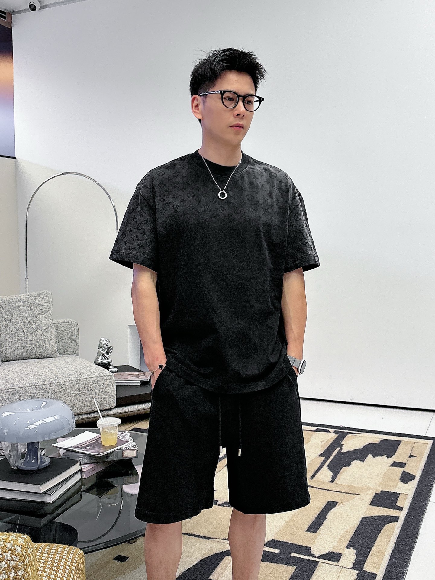 NO:849591,. Brand LV 2026 latest summer style, same style for men and women, classic design short-sleeved T-shirt shorts suit, slightly expanded version, customized air layer fabric, soft to the touch, comfortable to wear, fine workmanship. The upper body effect is incomparably handsome, size M-3XLD1,, louis vuitton, shorts, T-shirt, tees, t-shirt,19860909. 品牌LV 2026夏季最新款,男女同款,经典设计短袖T恤短裤套装,微扩版型,定制空气层面料,手感柔软,穿着舒适,做工精细.上身效果无敌帅气,码数M-3XLD1,,louis vuitton,shorts,T-shirt,tees，t-shirt,,Men's clothing
