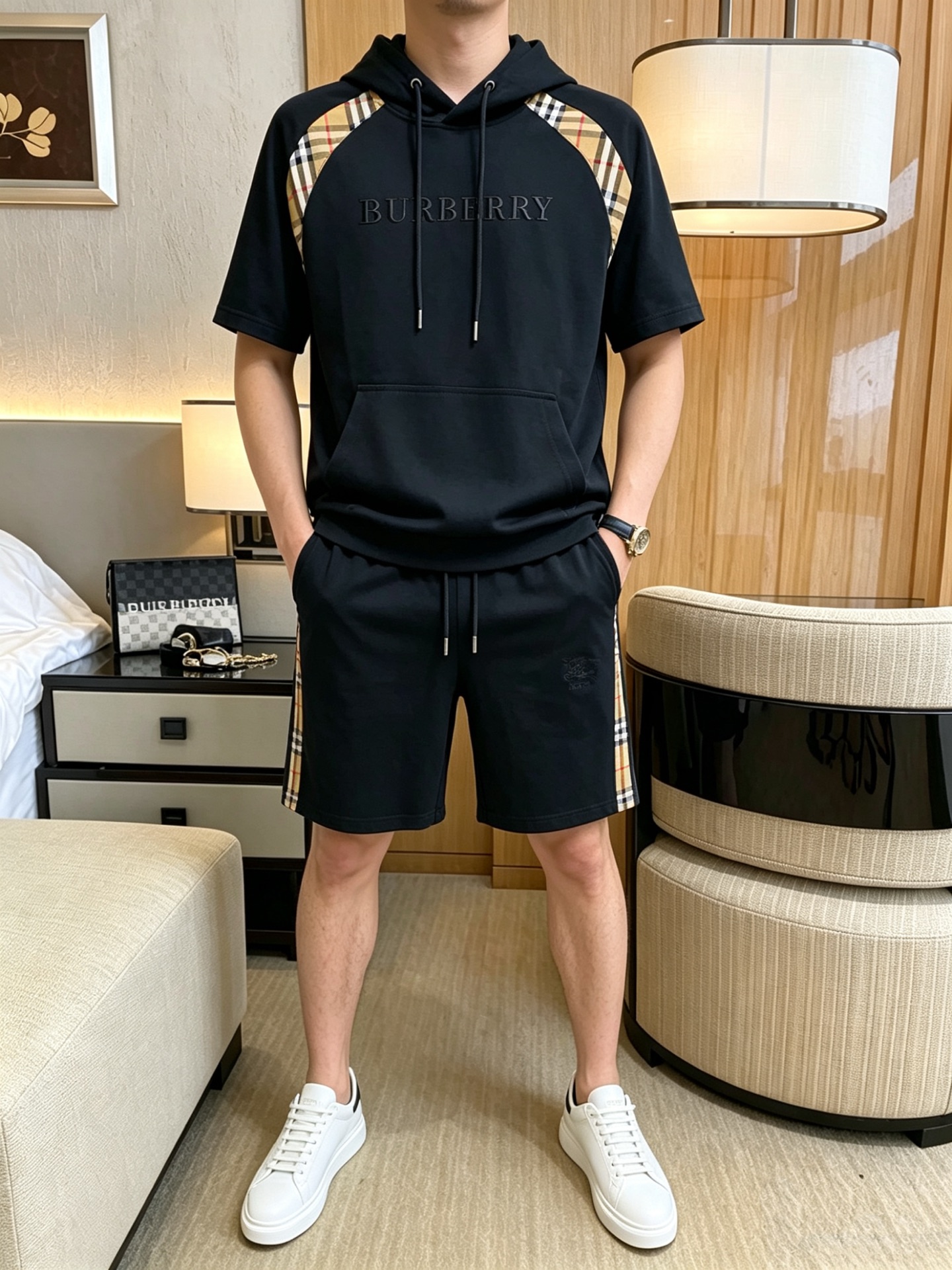 NO:911054,Direct batch brand Burberry 2026 summer latest model, same style for men and women, classic design short-sleeved T-shirt shorts suit, slightly expanded version, customized air layer fabric, soft to the touch, comfortable to wear, fine workmanship. The upper body effect is invincible and handsome, size M-3XL,, burberry, shorts, T-shirt, tees, t-shirt,19860909直批 品牌巴宝莉 2026夏季最新款,男女同款,经典设计短袖T恤短裤套装,微扩版型,定制空气层面料,手感柔软,穿着舒适,做工精细.上身效果无敌帅气,码数M-3XL,,burberry,shorts,T-shirt,tees，t-shirt,,Men's clothing