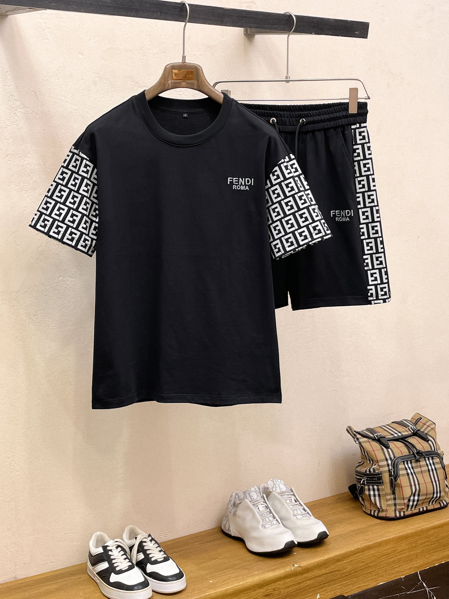 NO:873129,Directly approved brand Fendi 2026 summer latest model, same style for men and women, classic design short-sleeved T-shirt shorts suit, slightly expanded version, customized air layer fabric, soft to the touch, comfortable to wear, fine workmanship. The upper body effect is invincible and handsome, size M-3XL,, fendi, shorts, T-shirt, tees, t-shirt,19860909直批 品牌芬迪 2026夏季最新款,男女同款,经典设计短袖T恤短裤套装,微扩版型,定制空气层面料,手感柔软,穿着舒适,做工精细.上身效果无敌帅气,码数M-3XL,,fendi,shorts,T-shirt,tees，t-shirt,,Men's clothing