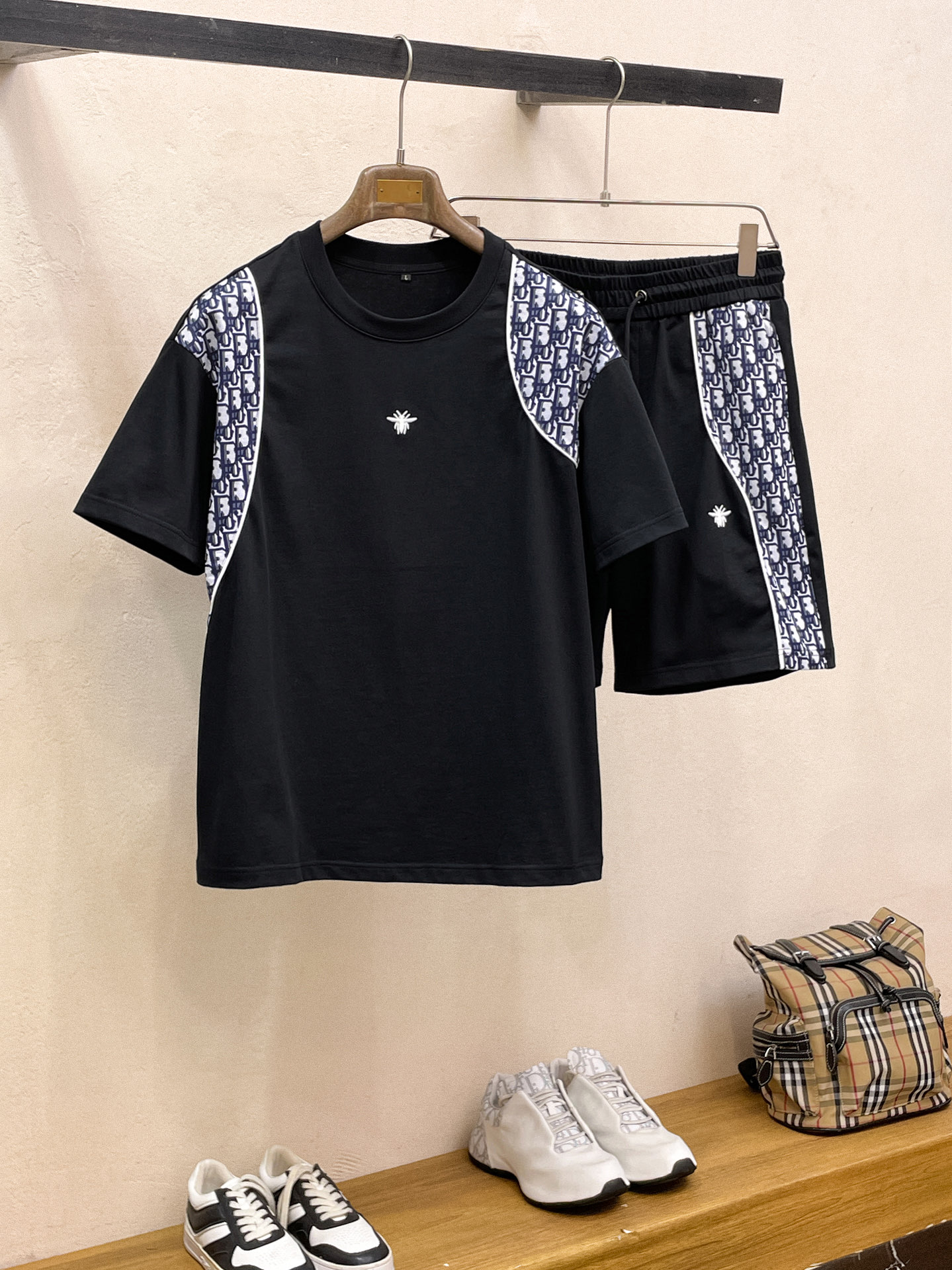 NO:873137,Directly approved brand Dior's latest 2026 summer style, same style for men and women, classic design short-sleeved T-shirt shorts suit, slightly expanded version, customized air layer fabric, soft to the touch, comfortable to wear, fine workmanship. The upper body effect is invincible and handsome, size M-3XL, dior, shorts, T-shirt, tees, t-shirt,19860909直批 品牌迪奥 2026夏季最新款,男女同款,经典设计短袖T恤短裤套装,微扩版型,定制空气层面料,手感柔软,穿着舒适,做工精细.上身效果无敌帅气,码数M-3XL,,dior,shorts,T-shirt,tees，t-shirt,,Men's clothing