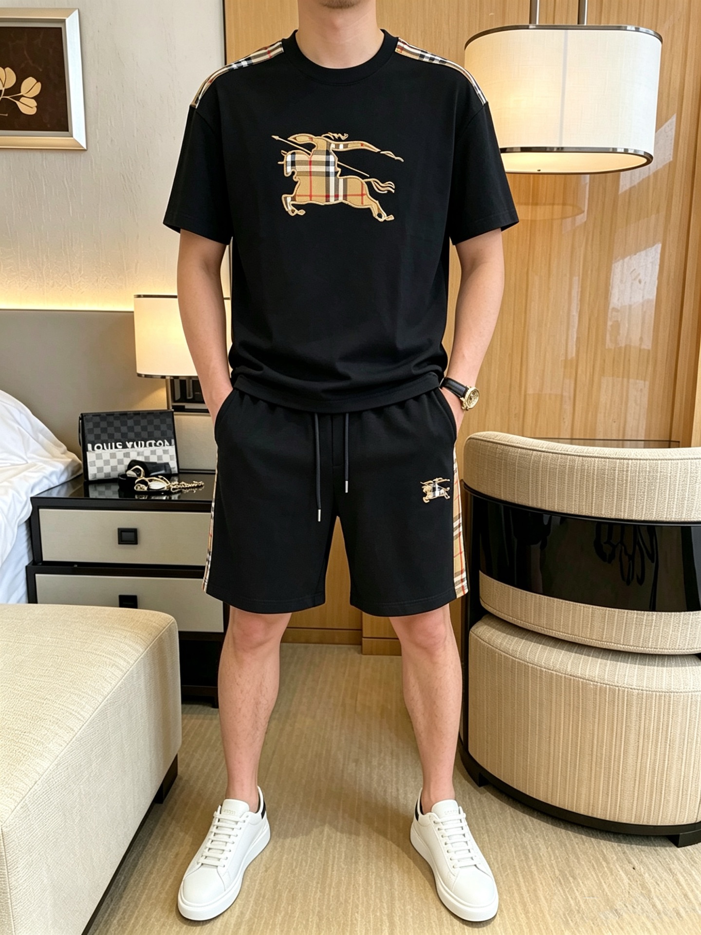 NO:873194,Direct batch brand Burberry 2026 summer latest model, same style for men and women, classic design short-sleeved T-shirt shorts suit, slightly expanded version, customized air layer fabric, soft to the touch, comfortable to wear, fine workmanship. The upper body effect is invincible and handsome, size M-3XL,, burberry, shorts, T-shirt, tees, t-shirt,19860909直批 品牌巴宝莉 2026夏季最新款,男女同款,经典设计短袖T恤短裤套装,微扩版型,定制空气层面料,手感柔软,穿着舒适,做工精细.上身效果无敌帅气,码数M-3XL,,burberry,shorts,T-shirt,tees，t-shirt,,Men's clothing