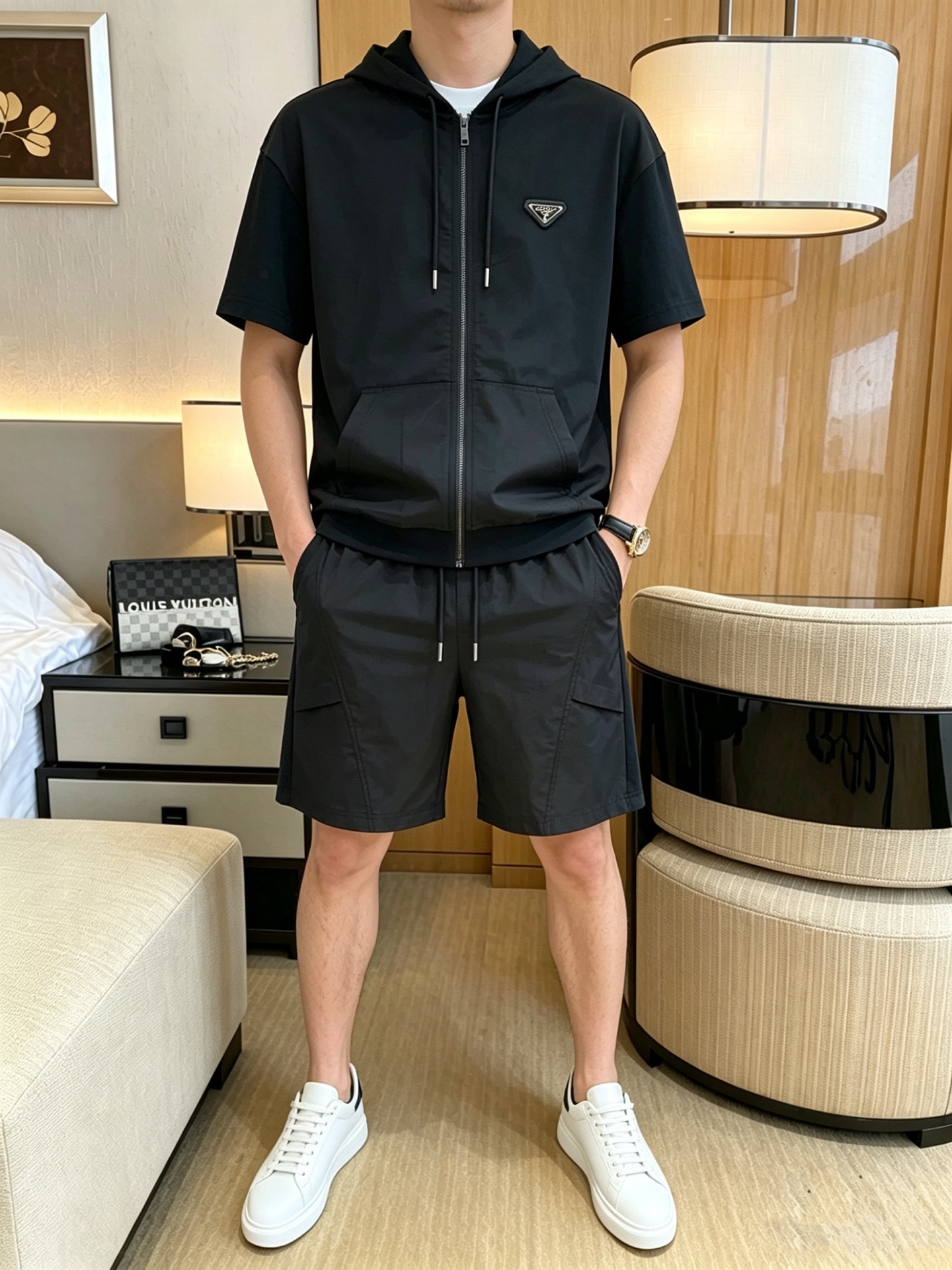 NO:873199,Directly approved brand Prada 2026 summer latest model, same style for men and women, classic design short-sleeved T-shirt shorts suit, slightly expanded version, customized air layer fabric, soft to the touch, comfortable to wear, fine workmanship. The upper body effect is invincible and handsome, size M-3XL,, prada, shorts, T-shirt, tees, t-shirt,19860909直批 品牌普拉达 2026夏季最新款,男女同款,经典设计短袖T恤短裤套装,微扩版型,定制空气层面料,手感柔软,穿着舒适,做工精细.上身效果无敌帅气,码数M-3XL,,prada,shorts,T-shirt,tees，t-shirt,,Men's clothing