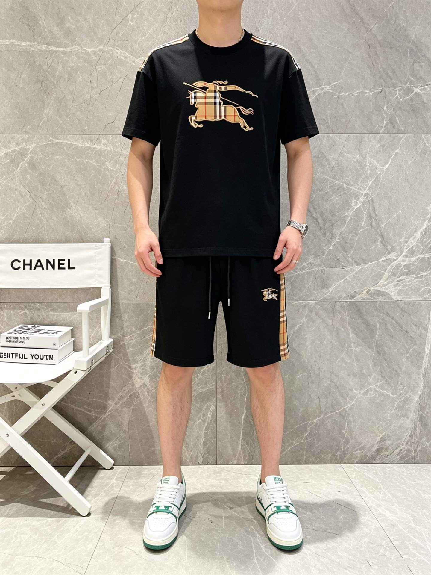 NO:917150,Direct batch brand Burberry 2026 summer latest model, same style for men and women, classic design short-sleeved T-shirt shorts suit, slightly expanded version, customized air layer fabric, soft to the touch, comfortable to wear, fine workmanship. The upper body effect is invincible and handsome, size M-3XL,, burberry, shorts, T-shirt, tees, t-shirt,19860909直批 品牌巴宝莉 2026夏季最新款,男女同款,经典设计短袖T恤短裤套装,微扩版型,定制空气层面料,手感柔软,穿着舒适,做工精细.上身效果无敌帅气,码数M-3XL,,burberry,shorts,T-shirt,tees，t-shirt,,Men's clothing