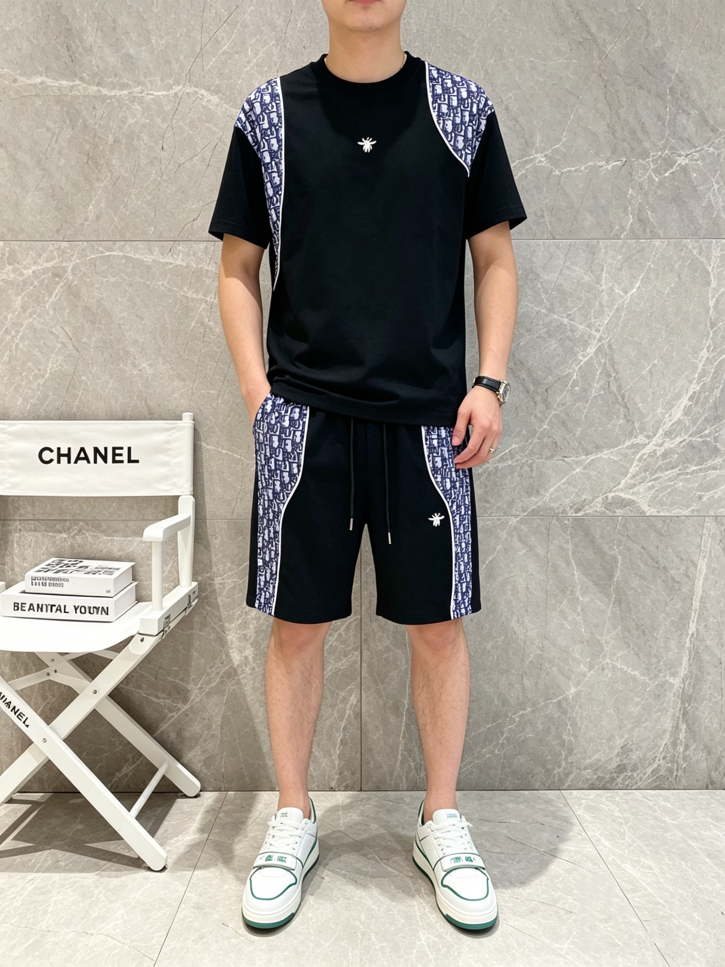 NO:917142,Directly approved brand Dior's latest 2026 summer style, same style for men and women, classic design short-sleeved T-shirt shorts suit, slightly expanded version, customized air layer fabric, soft to the touch, comfortable to wear, fine workmanship. The upper body effect is invincible and handsome, size M-3XL, dior, shorts, T-shirt, tees, t-shirt,19860909直批 品牌迪奥 2026夏季最新款,男女同款,经典设计短袖T恤短裤套装,微扩版型,定制空气层面料,手感柔软,穿着舒适,做工精细.上身效果无敌帅气,码数M-3XL,,dior,shorts,T-shirt,tees，t-shirt,,Men's clothing