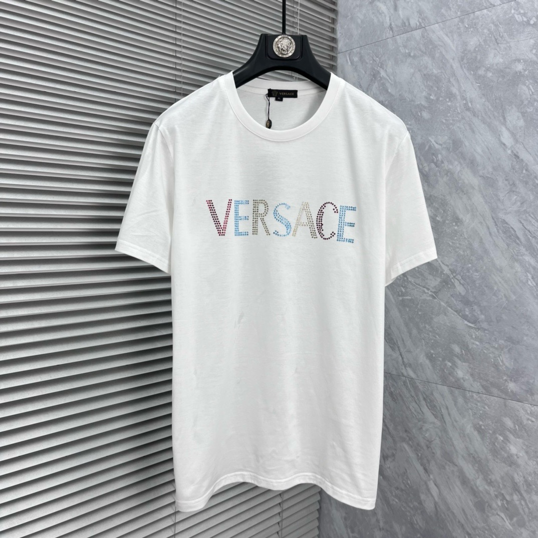 NO:910516,Directly approved Versace 2026 spring and summer clothing European GW counter new style catwalk celebrity style customization top original fashion casual short-sleeved T-shirt.  26ss is a must-have item for fashionistas and Internet celebrities. It is made of imported mercerized European cotton fabric, which has excellent comfort and breathability. It is soft, anti-wrinkle, elastic and drapey. It is very handsome whether worn alone or layered under it. It is in line with men's practical dressing habits. It is designed with exquisite logo hot-drilling and heavy craftsmanship. It pursues luxury, noble and elegant style, creates extraordinary men's taste, and is especially preferred by urban fashion men. Size M-5XL, versace, T-shirt, tees, t-shirt,19860909直批 范思 2026春夏装欧洲GW专柜新款 走秀网红款定制 顶级原单时尚休闲短袖T恤. 26ss潮人网红必备单品,精选进口丝光欧棉面料,舒适性与透气性兼优,柔软抗皱弹性和垂性极佳,无论是单穿还是内搭都是帅气十足,吻合了男性实用穿衣习惯,精致logo烫钻重工艺设计,追求奢华高贵优雅风范,打造不凡男士品味,都市时尚男尤首选. 码数M-5XL,,versace,T-shirt,tees，t-shirt,,Men's clothing