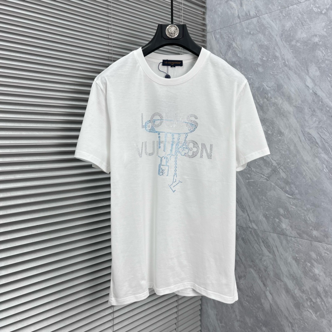 NO:910521,Directly approved LV 2026 spring and summer clothing European GW counter new style catwalk celebrity style customization top original fashion casual short-sleeved T-shirt.  26ss is a must-have item for fashionistas and Internet celebrities. It is made of imported mercerized European cotton fabrics, which are both comfortable and breathable. They are soft, anti-wrinkle, elastic and drapey. They are very handsome whether worn alone or layered inside. They are in line with men's practical dressing habits. They are designed with exquisite logo hot-drilling and heavy craftsmanship. They pursue luxury, noble and elegant style, create extraordinary men's taste, and are especially preferred by urban fashion men. Size M-5XL, Louis Vuitton, T-shirt, tees, t-shirt,19860909直批 LV 2026春夏装欧洲GW专柜新款 走秀网红款定制 顶级原单时尚休闲短袖T恤. 26ss潮人网红必备单品,精选进口丝光欧棉面料,舒适性与透气性兼优,柔软抗皱弹性和垂性极佳,无论是单穿还是内搭都是帅气十足,吻合了男性实用穿衣习惯,精致logo烫钻重工艺设计,追求奢华高贵优雅风范,打造不凡男士品味,都市时尚男尤首选. 码数M-5XL,,louis vuitton,T-shirt,tees，t-shirt,,Men's clothing