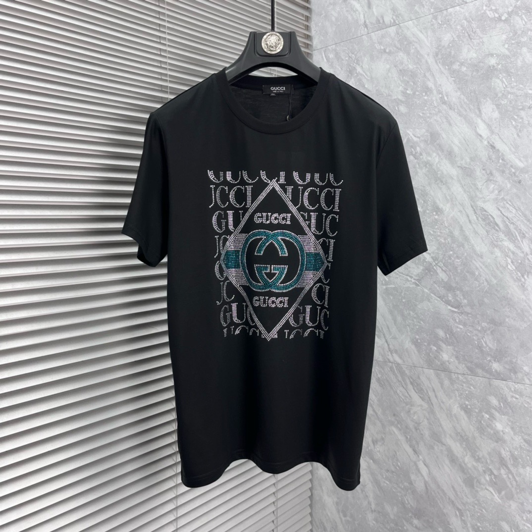 NO:910526,Directly approved Gucci 2026 spring and summer European GW counter new style catwalk celebrity style customization top original fashion casual short-sleeved T-shirt.  26ss is a must-have item for trendy Internet celebrities. It is made of imported mercerized European cotton fabrics, which are both comfortable and breathable. They are soft, anti-wrinkle, elastic and drape well. They are very handsome whether worn alone or layered inside. It is in line with men’s practical dressing habits. It is designed with exquisite logo hot-drilling and heavy craftsmanship. It pursues luxury, noble and elegant style, creates extraordinary men’s taste, and is especially preferred by urban fashion men. Size M-5XL, T-shirt, tees, t-shirt,19860909直批 古奇 2026春夏装欧洲GW专柜新款 走秀网红款定制 顶级原单时尚休闲短袖T恤. 26ss潮人网红必备单品,精选进口丝光欧棉面料,舒适性与透气性兼优,柔软抗皱弹性和垂性极佳,无论是单穿还是内搭都是帅气十足,吻合了男性实用穿衣习惯,精致logo烫钻重工艺设计,追求奢华高贵优雅风范,打造不凡男士品味,都市时尚男尤首选. 码数M-5XL,,T-shirt,tees，t-shirt,,Men's clothing