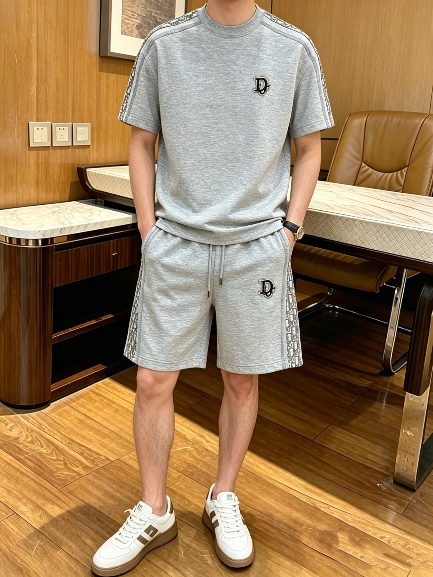 NO:917151,Direct batch brand: Dior 2026 summer latest model, same style for men and women, classic design short-sleeved T-shirt shorts suit, slightly expanded version, customized air layer fabric, soft feel, comfortable to wear, fine workmanship. The upper body effect is invincible and handsome, size M-3XL, dior, shorts, T-shirt, tees, t-shirt,19860909直批 品牌: 迪奥 2026夏季最新款,男女同款,经典设计短袖T恤短裤套装,微扩版型,定制空气层面料,手感柔软,穿着舒适,做工精细.上身效果无敌帅气,码数M-3XL,,dior,shorts,T-shirt,tees，t-shirt,,Men's clothing