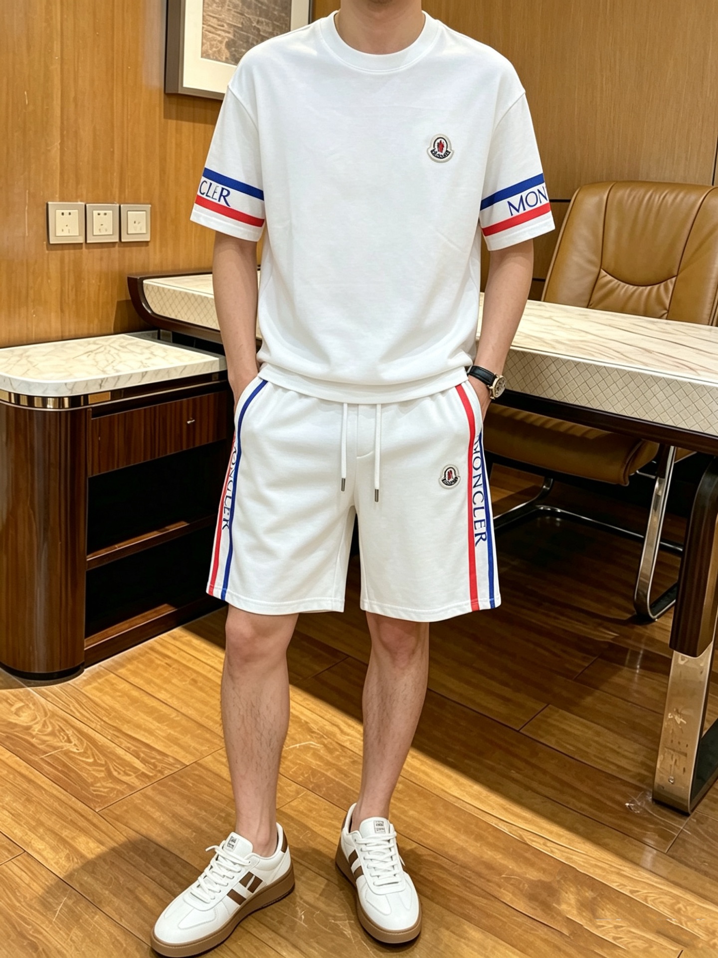 NO:917154,Direct batch brand: Mengkou 2026 summer latest model, same style for men and women, classic design short-sleeved T-shirt shorts suit, slightly expanded version, customized air layer fabric, soft to the touch, comfortable to wear, fine workmanship. The upper body effect is incomparably handsome, size M-3XL, Moncler, shorts, T-shirt, tees, t-shirt,19860909直批 品牌: 蒙口 2026夏季最新款,男女同款,经典设计短袖T恤短裤套装,微扩版型,定制空气层面料,手感柔软,穿着舒适,做工精细.上身效果无敌帅气,码数M-3XL,,Moncler,shorts,T-shirt,tees，t-shirt,,Men's clothing