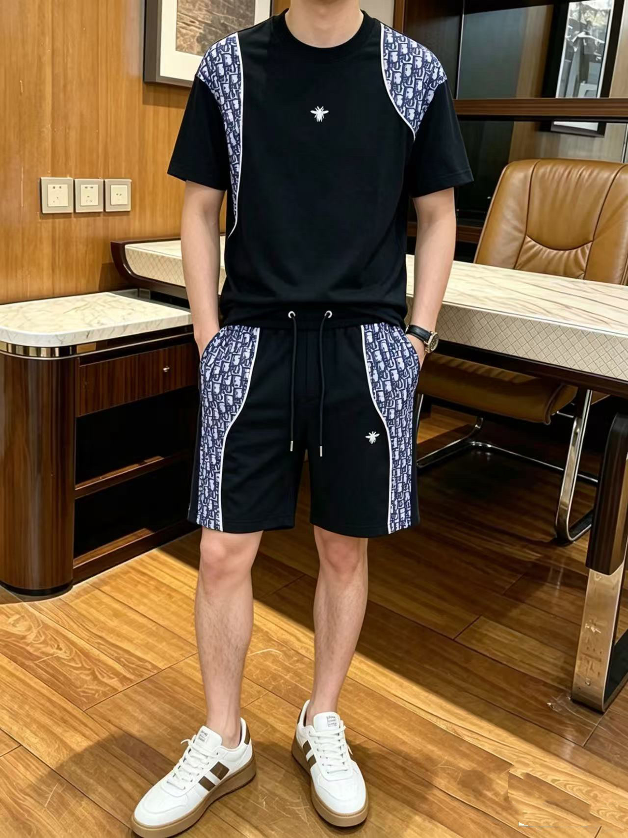 NO:917134,Direct batch brand: Dior 2026 summer latest model, same style for men and women, classic design short-sleeved T-shirt shorts suit, slightly expanded version, customized air layer fabric, soft feel, comfortable to wear, fine workmanship. The upper body effect is invincible and handsome, size M-3XL, dior, shorts, T-shirt, tees, t-shirt,19860909直批 品牌: 迪奥 2026夏季最新款,男女同款,经典设计短袖T恤短裤套装,微扩版型,定制空气层面料,手感柔软,穿着舒适,做工精细.上身效果无敌帅气,码数M-3XL,,dior,shorts,T-shirt,tees，t-shirt,,Men's clothing
