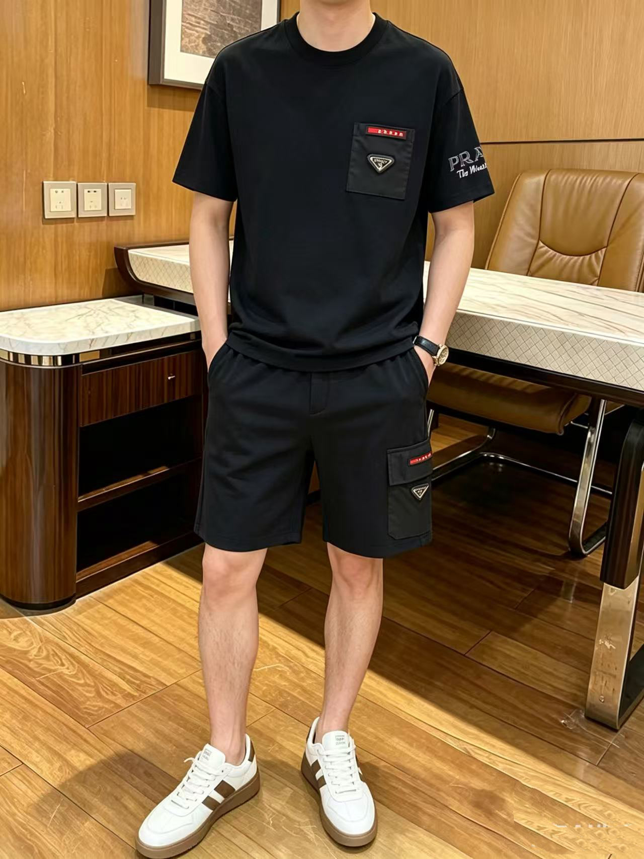 NO:917137,Direct batch brand: Prada 2026 summer latest model, same style for men and women, classic design short-sleeved T-shirt shorts suit, slightly expanded version, customized air layer fabric, soft to the touch, comfortable to wear, fine workmanship. The upper body effect is incomparably handsome, size M-3XL,, prada, shorts, T-shirt, tees, t-shirt,19860909直批 品牌: 普拉达 2026夏季最新款,男女同款,经典设计短袖T恤短裤套装,微扩版型,定制空气层面料,手感柔软,穿着舒适,做工精细.上身效果无敌帅气,码数M-3XL,,prada,shorts,T-shirt,tees，t-shirt,,Men's clothing