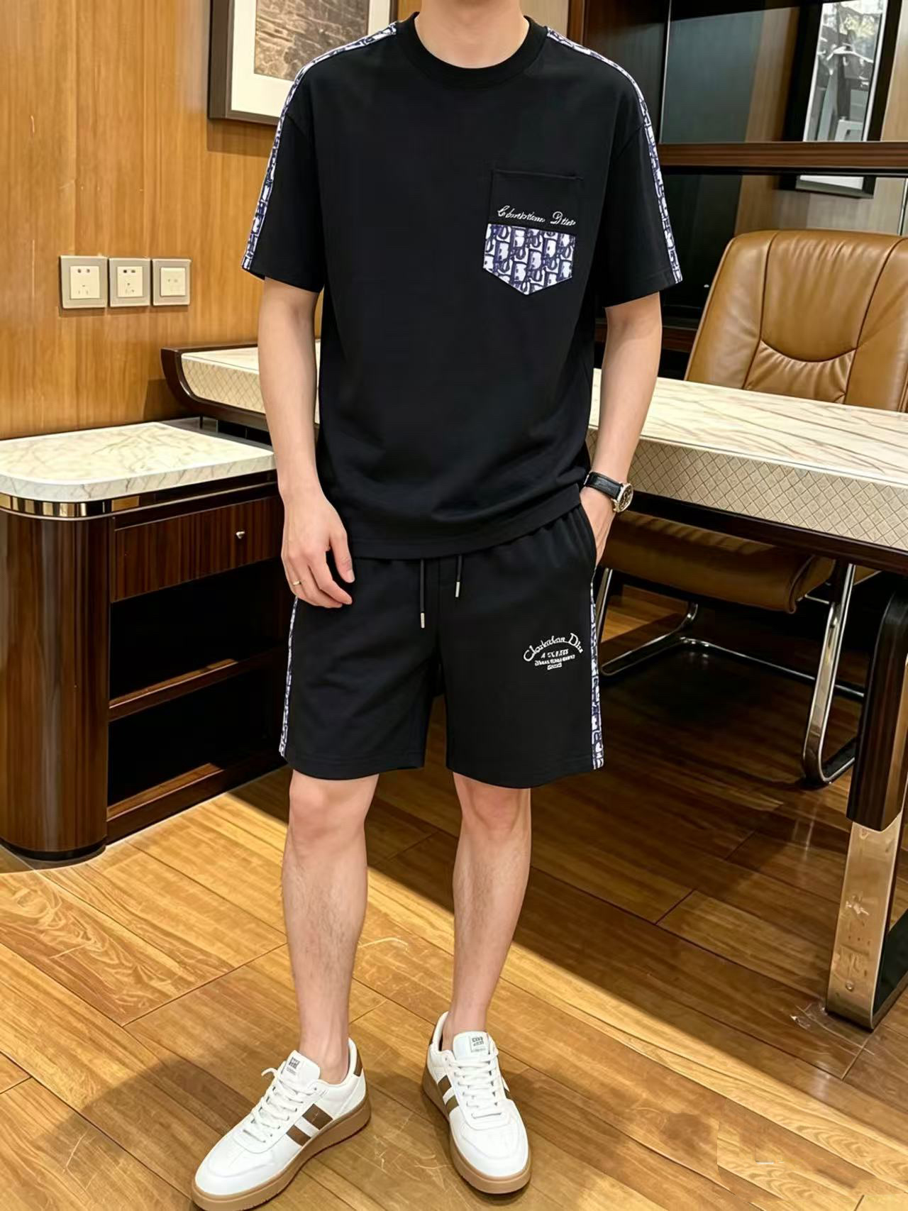 NO:917140,Direct batch brand: Dior 2026 summer latest model, same style for men and women, classic design short-sleeved T-shirt shorts suit, slightly expanded version, customized air layer fabric, soft feel, comfortable to wear, fine workmanship. The upper body effect is invincible and handsome, size M-3XL, dior, shorts, T-shirt, tees, t-shirt,19860909直批 品牌: 迪奥 2026夏季最新款,男女同款,经典设计短袖T恤短裤套装,微扩版型,定制空气层面料,手感柔软,穿着舒适,做工精细.上身效果无敌帅气,码数M-3XL,,dior,shorts,T-shirt,tees，t-shirt,,Men's clothing