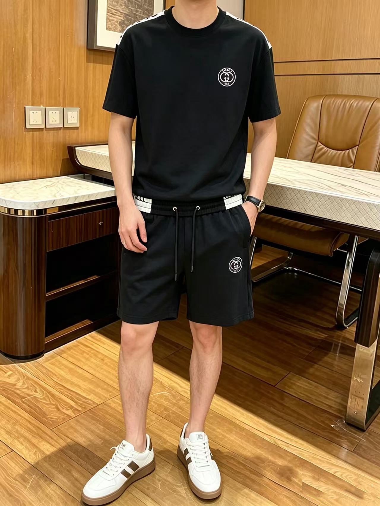 NO:917143,Direct batch brand: Gucci 2026 summer latest model, same style for men and women, classic design short-sleeved T-shirt shorts suit, slightly expanded version, customized air layer fabric, soft feel, comfortable to wear, fine workmanship. The upper body effect is invincible and handsome, size M-3XL, shorts, T-shirt, tees, t-shirt,19860909直批 品牌: 古奇 2026夏季最新款,男女同款,经典设计短袖T恤短裤套装,微扩版型,定制空气层面料,手感柔软,穿着舒适,做工精细.上身效果无敌帅气,码数M-3XL,,shorts,T-shirt,tees，t-shirt,,Men's clothing