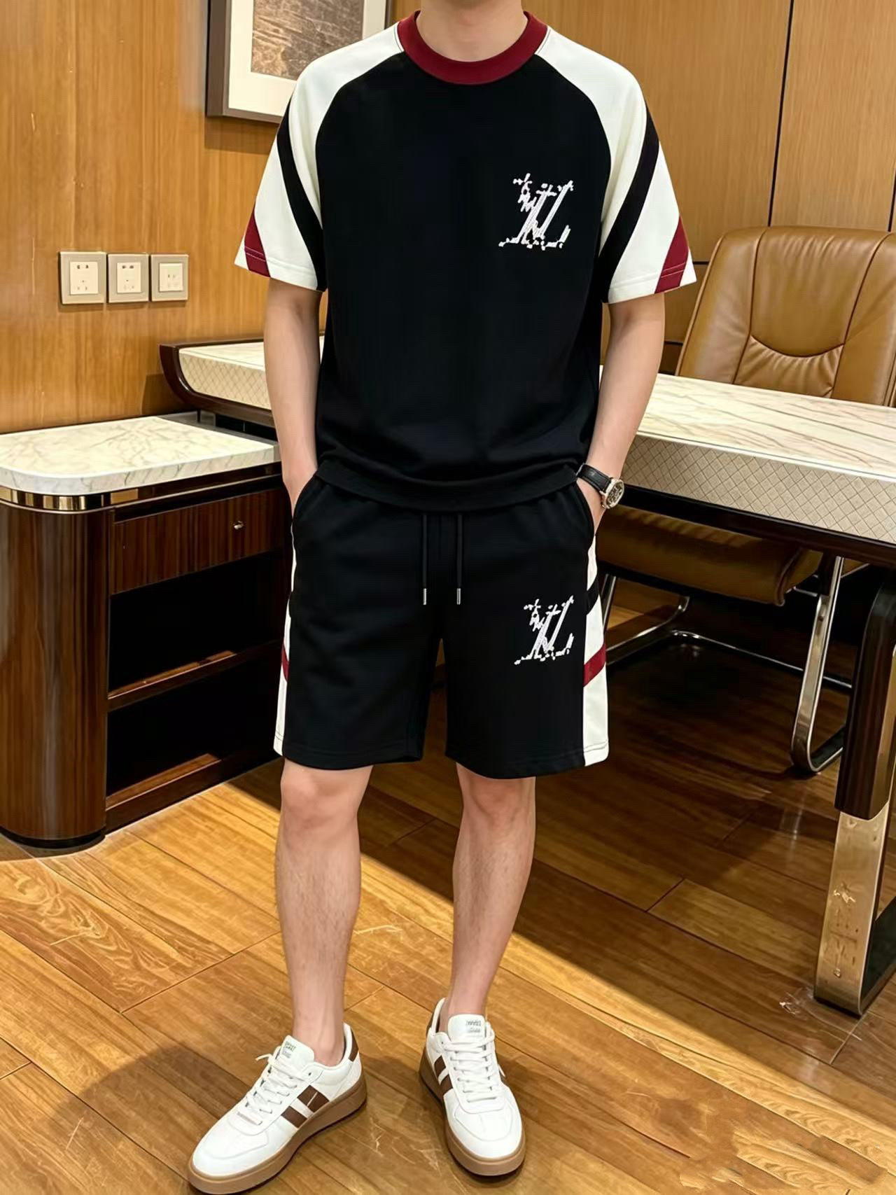 NO:917146,Direct batch brand: LV 2026 summer latest model, same style for men and women, classic design short-sleeved T-shirt shorts suit, slightly expanded version, customized air layer fabric, soft feel, comfortable to wear, fine workmanship. The upper body effect is invincible and handsome, size M-3XL,, louis vuitton, shorts, T-shirt, tees, t-shirt,19860909直批 品牌: LV 2026夏季最新款,男女同款,经典设计短袖T恤短裤套装,微扩版型,定制空气层面料,手感柔软,穿着舒适,做工精细.上身效果无敌帅气,码数M-3XL,,louis vuitton,shorts,T-shirt,tees，t-shirt,,Men's clothing