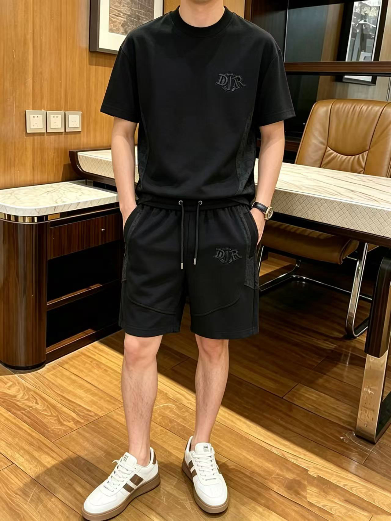 NO:917149,Direct batch brand: Dior 2026 summer latest model, same style for men and women, classic design short-sleeved T-shirt shorts suit, slightly expanded version, customized air layer fabric, soft feel, comfortable to wear, fine workmanship. The upper body effect is invincible and handsome, size M-3XL, dior, shorts, T-shirt, tees, t-shirt,19860909直批 品牌: 迪奥 2026夏季最新款,男女同款,经典设计短袖T恤短裤套装,微扩版型,定制空气层面料,手感柔软,穿着舒适,做工精细.上身效果无敌帅气,码数M-3XL,,dior,shorts,T-shirt,tees，t-shirt,,Men's clothing