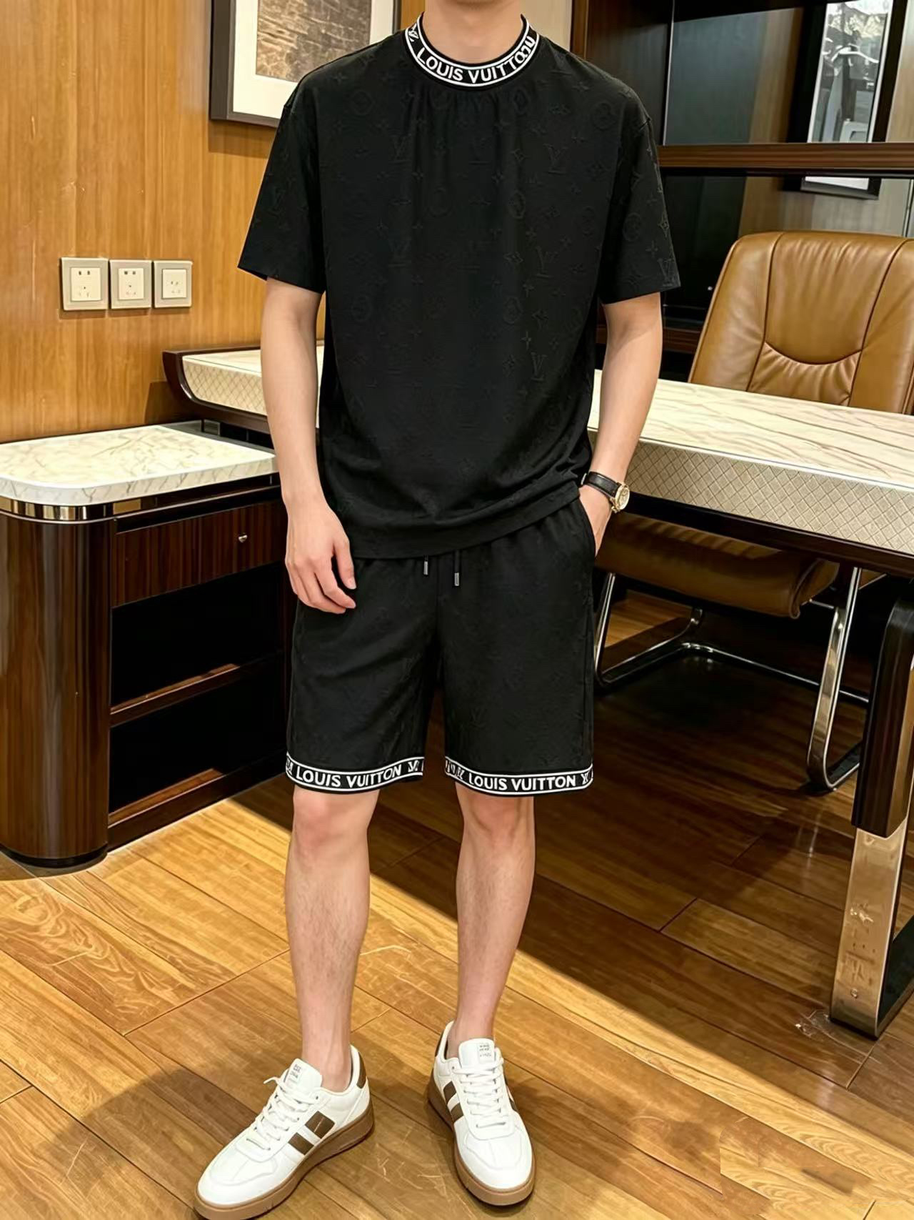 NO:917152,Direct batch brand: LV 2026 summer latest model, same style for men and women, classic design short-sleeved T-shirt shorts suit, slightly expanded version, customized air layer fabric, soft feel, comfortable to wear, fine workmanship. The upper body effect is invincible and handsome, size M-3XL,, louis vuitton, shorts, T-shirt, tees, t-shirt,19860909直批 品牌: LV 2026夏季最新款,男女同款,经典设计短袖T恤短裤套装,微扩版型,定制空气层面料,手感柔软,穿着舒适,做工精细.上身效果无敌帅气,码数M-3XL,,louis vuitton,shorts,T-shirt,tees，t-shirt,,Men's clothing