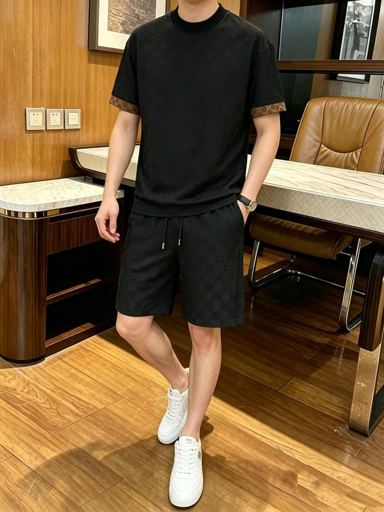 NO:917155,Direct batch brand: Gucci 2026 summer latest model, same style for men and women, classic design short-sleeved T-shirt shorts suit, slightly expanded version, customized air layer fabric, soft feel, comfortable to wear, fine workmanship. The upper body effect is invincible and handsome, size M-3XL, shorts, T-shirt, tees, t-shirt,19860909直批 品牌: 古奇 2026夏季最新款,男女同款,经典设计短袖T恤短裤套装,微扩版型,定制空气层面料,手感柔软,穿着舒适,做工精细.上身效果无敌帅气,码数M-3XL,,shorts,T-shirt,tees，t-shirt,,Men's clothing