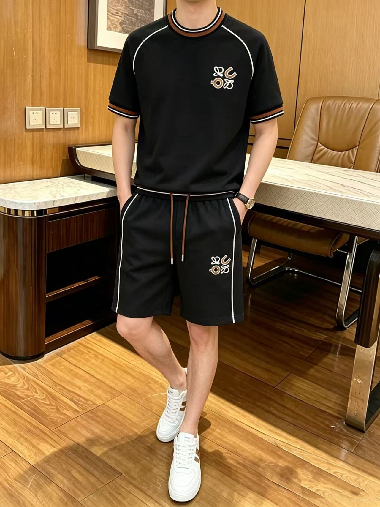 NO:917158,Direct batch brand: Loewe 2026 summer latest model, same style for men and women, classic design short-sleeved T-shirt shorts suit, slightly expanded version, customized air layer fabric, soft to the touch, comfortable to wear, fine workmanship. The upper body effect is incomparably handsome, size M-3XL,,loewe,shorts,T-shirt,tees,t-shirt,19860909直批 品牌: 罗意威 2026夏季最新款,男女同款,经典设计短袖T恤短裤套装,微扩版型,定制空气层面料,手感柔软,穿着舒适,做工精细.上身效果无敌帅气,码数M-3XL,,loewe,shorts,T-shirt,tees，t-shirt,,Men's clothing