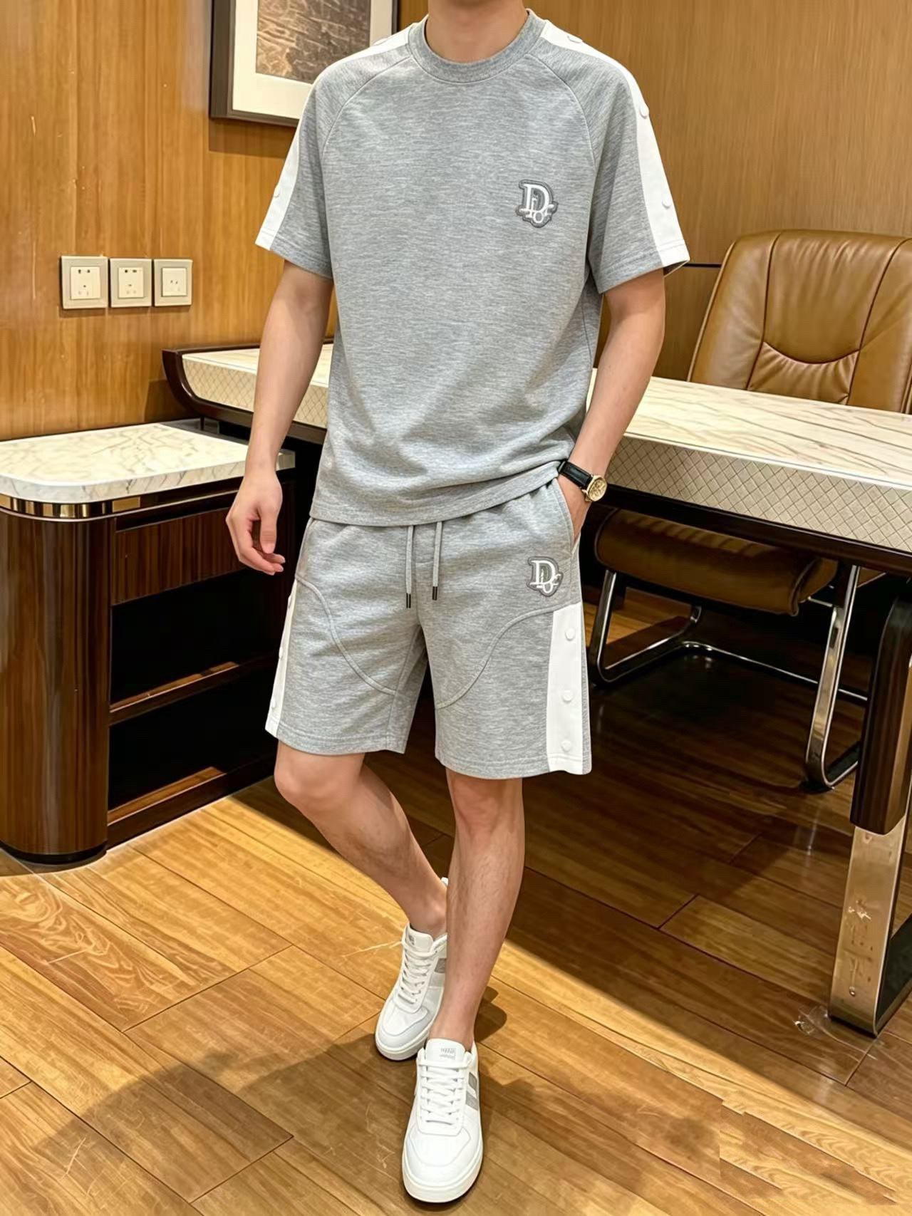 NO:917159,Direct batch brand: Dior 2026 summer latest model, same style for men and women, classic design short-sleeved T-shirt shorts suit, slightly expanded version, customized air layer fabric, soft feel, comfortable to wear, fine workmanship. The upper body effect is invincible and handsome, size M-3XL, dior, shorts, T-shirt, tees, t-shirt,19860909直批 品牌: 迪奥 2026夏季最新款,男女同款,经典设计短袖T恤短裤套装,微扩版型,定制空气层面料,手感柔软,穿着舒适,做工精细.上身效果无敌帅气,码数M-3XL,,dior,shorts,T-shirt,tees，t-shirt,,Men's clothing