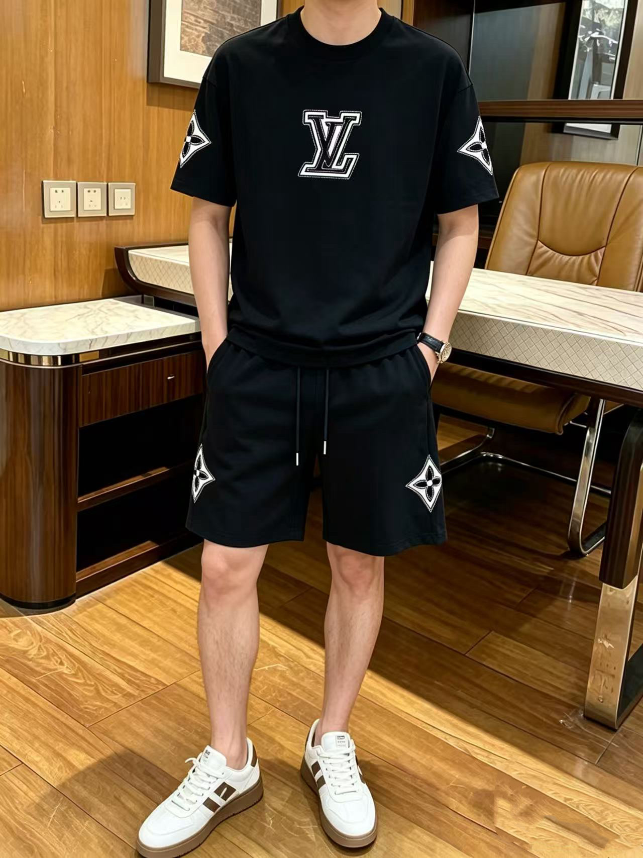 NO:917161,Direct batch brand: LV 2026 summer latest model, same style for men and women, classic design short-sleeved T-shirt shorts suit, slightly expanded version, customized air layer fabric, soft feel, comfortable to wear, fine workmanship. The upper body effect is invincible and handsome, size M-3XL,, louis vuitton, shorts, T-shirt, tees, t-shirt,19860909直批 品牌: LV 2026夏季最新款,男女同款,经典设计短袖T恤短裤套装,微扩版型,定制空气层面料,手感柔软,穿着舒适,做工精细.上身效果无敌帅气,码数M-3XL,,louis vuitton,shorts,T-shirt,tees，t-shirt,,Men's clothing