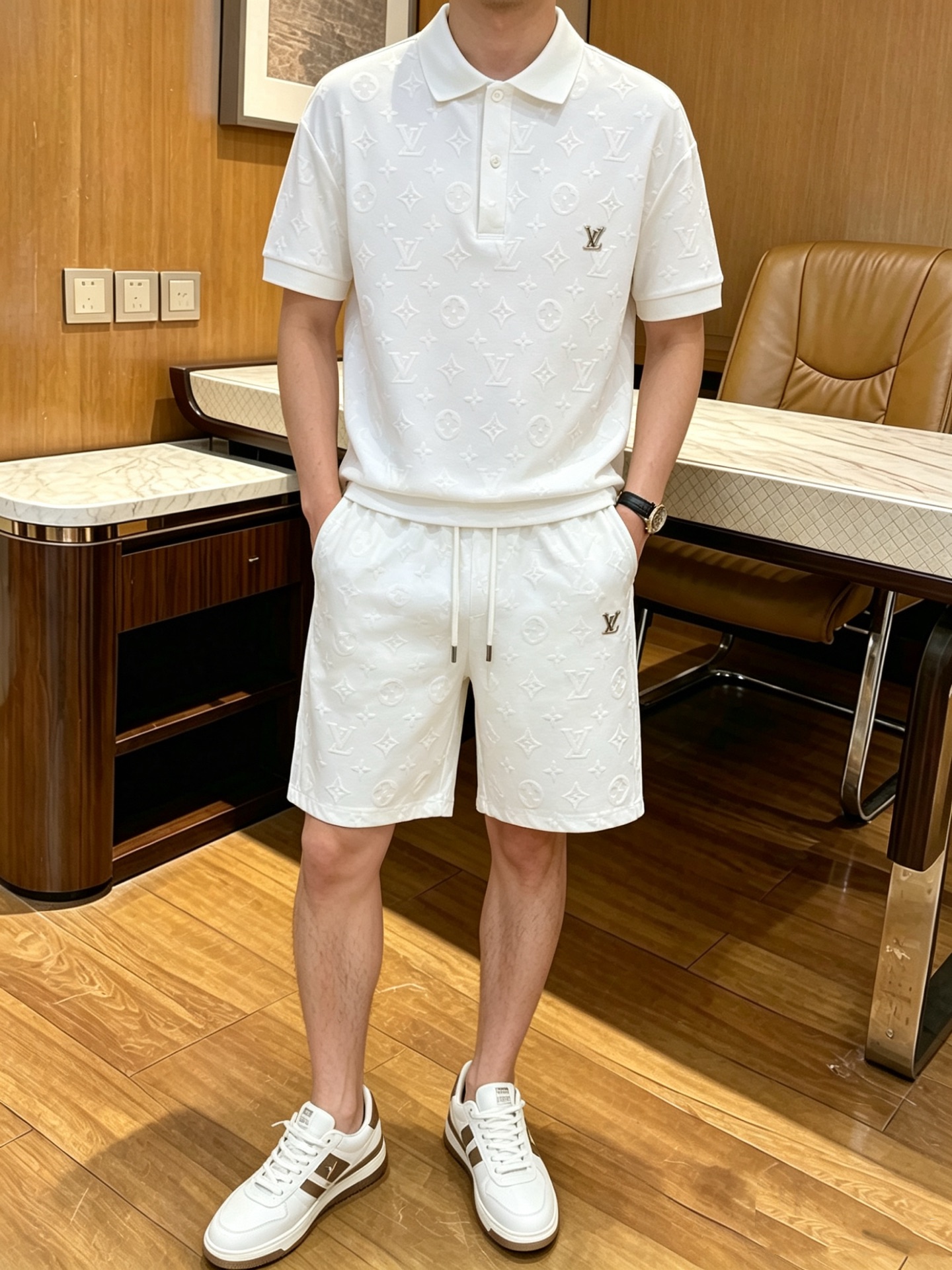 NO:917172,Direct batch brand: LV 2026 summer latest model, same style for men and women, classic design short-sleeved T-shirt shorts suit, slightly expanded version, customized air layer fabric, soft feel, comfortable to wear, fine workmanship. The upper body effect is invincible and handsome, size M-3XL,, louis vuitton, shorts, T-shirt, tees, t-shirt,19860909直批 品牌: LV 2026夏季最新款,男女同款,经典设计短袖T恤短裤套装,微扩版型,定制空气层面料,手感柔软,穿着舒适,做工精细.上身效果无敌帅气,码数M-3XL,,louis vuitton,shorts,T-shirt,tees，t-shirt,,Men's clothing