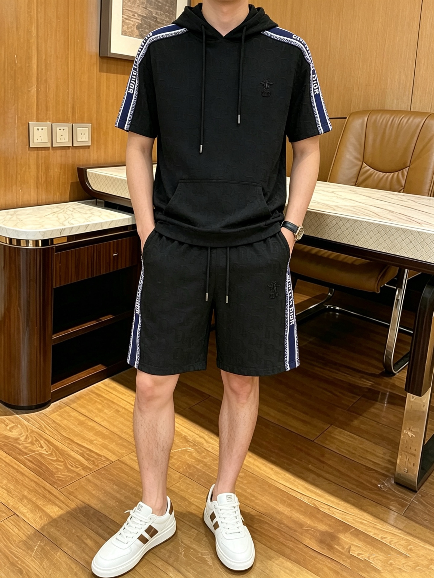 NO:917174,Direct batch brand: Dior 2026 summer latest model, same style for men and women, classic design short-sleeved T-shirt shorts suit, slightly expanded version, customized air layer fabric, soft feel, comfortable to wear, fine workmanship. The upper body effect is invincible and handsome, size M-3XL, dior, shorts, T-shirt, tees, t-shirt,19860909直批 品牌: 迪奥 2026夏季最新款,男女同款,经典设计短袖T恤短裤套装,微扩版型,定制空气层面料,手感柔软,穿着舒适,做工精细.上身效果无敌帅气,码数M-3XL,,dior,shorts,T-shirt,tees，t-shirt,,Men's clothing