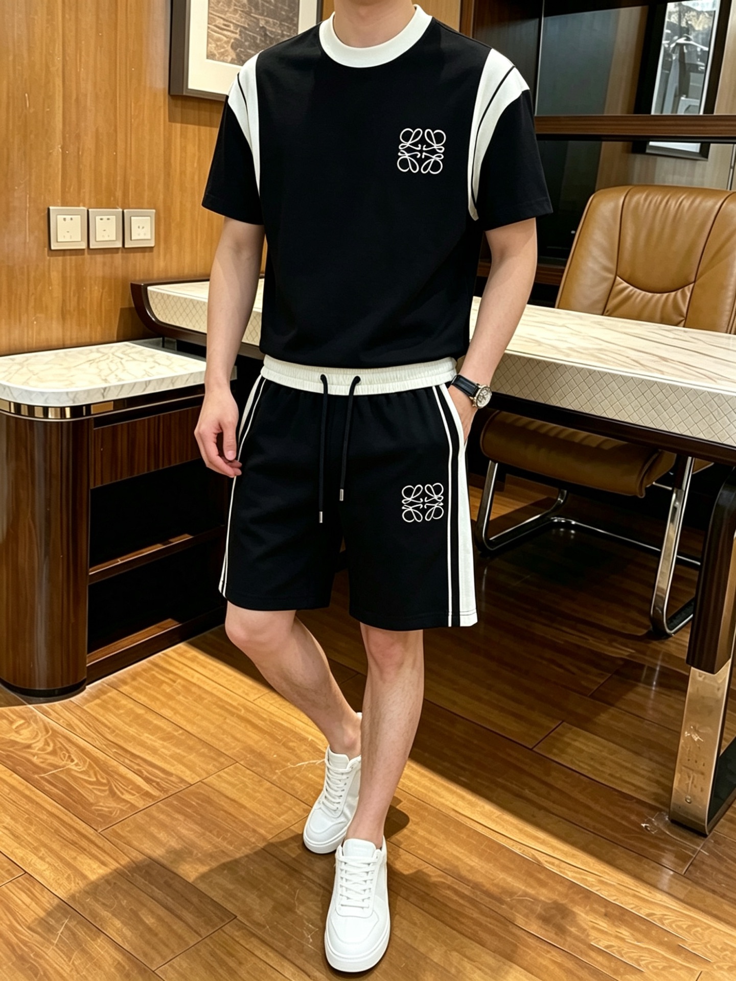 NO:908770,Direct batch brand: Loewe 2026 summer latest model, same style for men and women, classic design short-sleeved T-shirt shorts suit, slightly expanded version, customized air layer fabric, soft to the touch, comfortable to wear, fine workmanship. The upper body effect is invincible and handsome, size M-3XL,,loewe,shorts,T-shirt,tees,t-shirt,19860909直批 品牌: 罗意威 2026夏季最新款,男女同款,经典设计短袖T恤短裤套装,微扩版型,定制空气层面料,手感柔软,穿着舒适,做工精细.上身效果无敌帅气,码数M-3XL,,loewe,shorts,T-shirt,tees，t-shirt,,Men's clothing