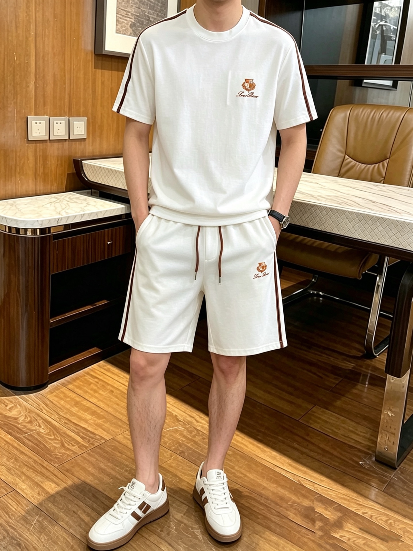 NO:908753,Directly approved brand LP 2006 round neck short-sleeved shorts suit. The upper body of the mercerized fabric will not be stuffy, the smooth and comfortable skin-friendly effect is more breathable, the fabric has its own texture, the classic logo craftsmanship, a new interpretation from a unique angle, the first choice for fashion and versatility!  Size: M-3XL (maximum weight), loro piana, shorts, T-shirt,19860909直批 品牌LP 2006 圆领短袖短裤套装 丝光面料上身不会闷热,爽滑舒适的亲肤效果更加透气,面料自带肌理感 经典徽标工艺 独有的角度全新演绎 时尚百搭首选！码数:M-3XL(最大穿斤),,loro piana,shorts,T-shirt,,Men's clothing