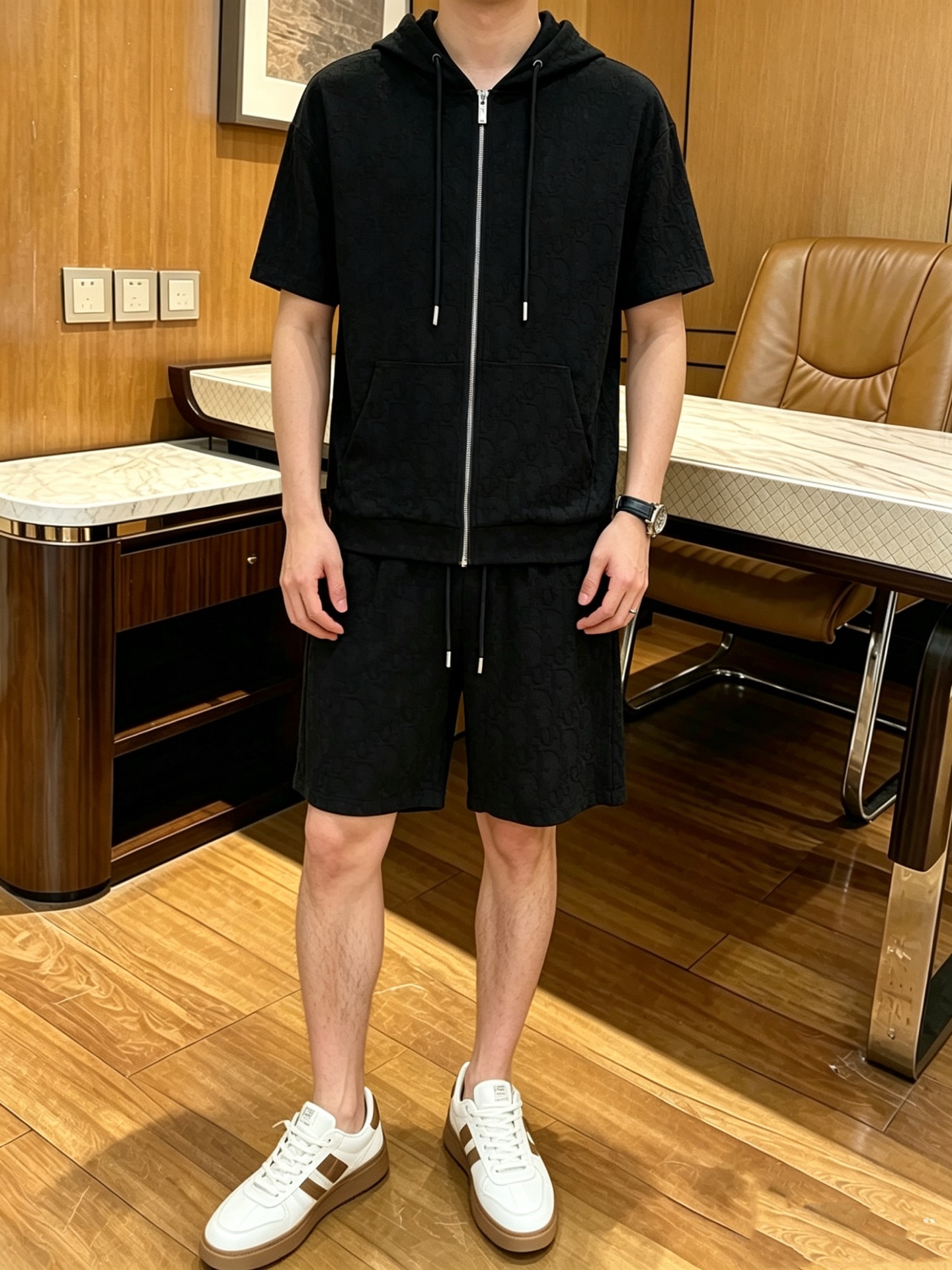 NO:908730,Direct batch brand: Dior 2026 summer latest model, same style for men and women, classic design short-sleeved T-shirt shorts suit, slightly expanded version, customized air layer fabric, soft feel, comfortable to wear, fine workmanship. The upper body effect is invincible and handsome, size M-3XL, dior, shorts, T-shirt, tees, t-shirt,19860909直批 品牌: 迪奥 2026夏季最新款,男女同款,经典设计短袖T恤短裤套装,微扩版型,定制空气层面料,手感柔软,穿着舒适,做工精细.上身效果无敌帅气,码数M-3XL,,dior,shorts,T-shirt,tees，t-shirt,,Men's clothing