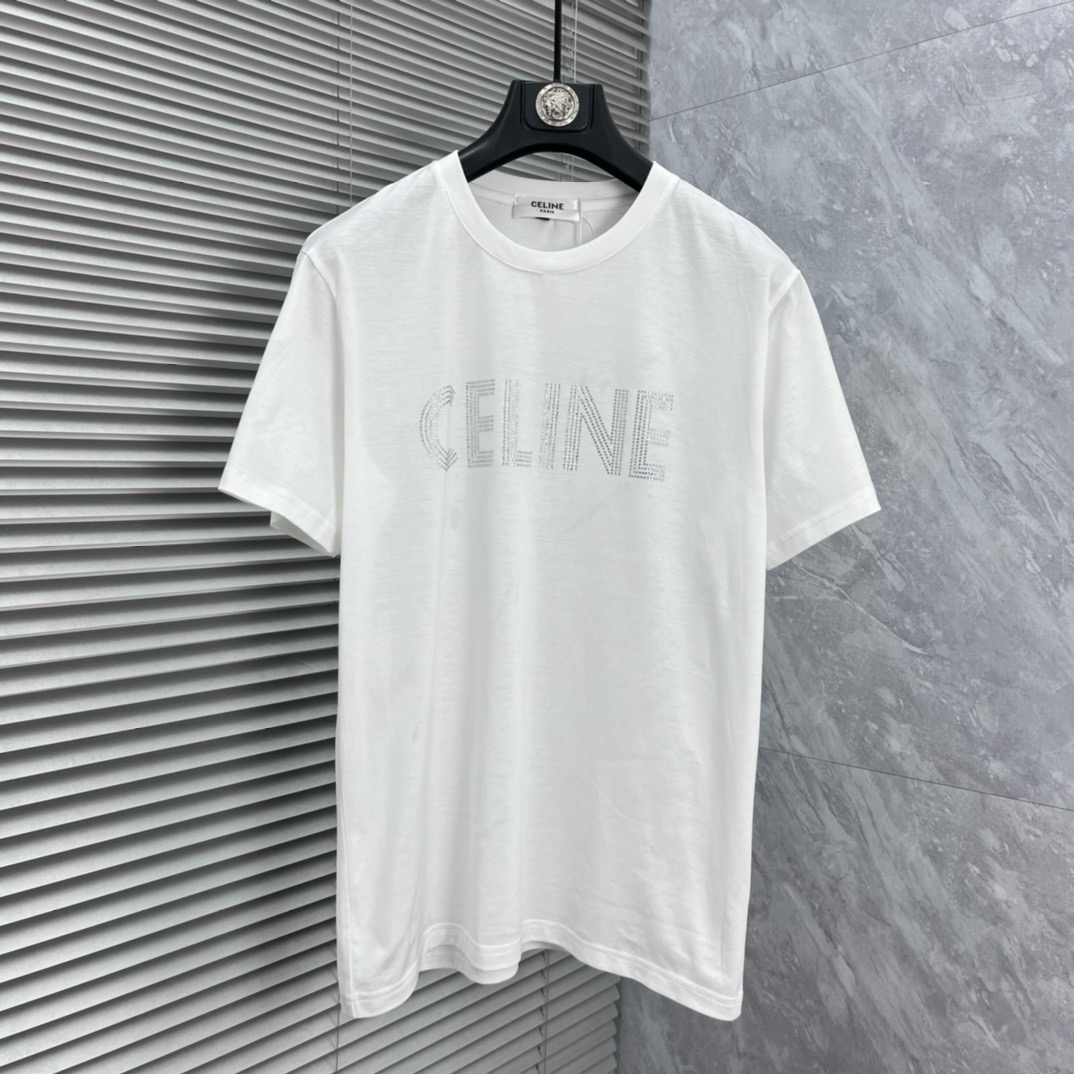 NO:958235,Directly approved brand Celine 2026 spring and summer clothing European GW counter new style catwalk celebrity style customization top original fashion casual short-sleeved T-shirt.  26ss is a must-have item for trendy Internet celebrities. It is made of imported mercerized European cotton fabrics, which are both comfortable and breathable. They are soft, anti-wrinkle, elastic and drapey. They are very handsome whether worn alone or layered under. It is in line with men's practical dressing habits. It has exquisite logo hot-drilling and heavy craftsmanship design. It pursues luxury, noble and elegant style, creates extraordinary men's taste, and is especially preferred by urban fashion men. Size M-5XL,,celine,T-shirt,tees,t-shirt,19860909直批 品牌赛琳 2026春夏装欧洲GW专柜新款 走秀网红款定制 顶级原单时尚休闲短袖T恤. 26ss潮人网红必备单品,精选进口丝光欧棉面料,舒适性与透气性兼优,柔软抗皱弹性和垂性极佳,无论是单穿还是内搭都是帅气十足,吻合了男性实用穿衣习惯,精致logo烫钻重工艺设计,追求奢华高贵优雅风范,打造不凡男士品味,都市时尚男尤首选. 码数M-5XL,,celine,T-shirt,tees，t-shirt,,Men's clothing