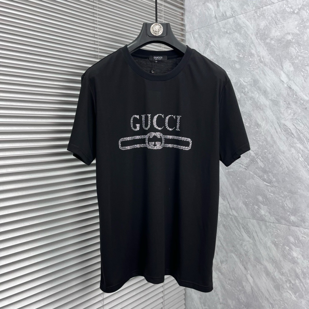 NO:958243,Direct batch brand Gucci 2026 spring and summer clothing European GW counter new style catwalk celebrity style customization top original fashion casual short-sleeved T-shirt.  26ss is a must-have item for fashionistas and Internet celebrities. It is made of imported mercerized European cotton fabrics, which are both comfortable and breathable. They are soft, anti-wrinkle, elastic and drape well. They are very handsome whether worn alone or as an inner layer. They are in line with men's practical dressing habits. They are designed with exquisite logo hot-drilling and heavy craftsmanship. They pursue luxury, noble and elegant style, create extraordinary men's taste, and are especially preferred by urban fashion men. Size M-5XL, T-shirt, tees, t-shirt,19860909直批 品牌古奇 2026春夏装欧洲GW专柜新款 走秀网红款定制 顶级原单时尚休闲短袖T恤. 26ss潮人网红必备单品,精选进口丝光欧棉面料,舒适性与透气性兼优,柔软抗皱弹性和垂性极佳,无论是单穿还是内搭都是帅气十足,吻合了男性实用穿衣习惯,精致logo烫钻重工艺设计,追求奢华高贵优雅风范,打造不凡男士品味,都市时尚男尤首选. 码数M-5XL,,T-shirt,tees，t-shirt,,Men's clothing