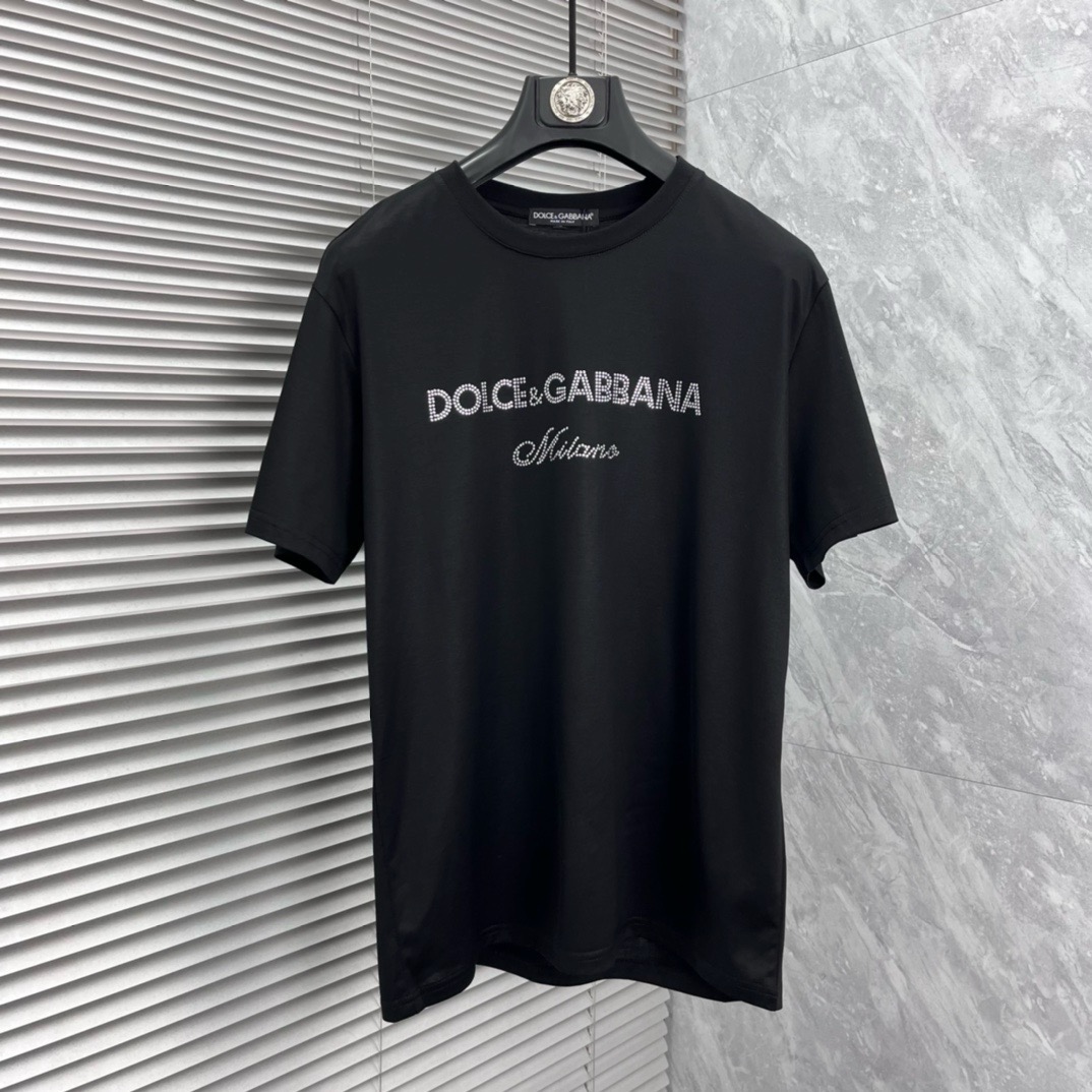 NO:958250,Direct batch brand D&G 2026 spring and summer clothing European GW counter new style catwalk celebrity style customization top original fashion casual short-sleeved T-shirt.  26ss is a must-have item for fashionistas and Internet celebrities. It is made of imported mercerized European cotton fabrics, which are both comfortable and breathable. They are soft, anti-wrinkle, elastic and drapey. They are very handsome whether worn alone or as an inner layer. They are in line with men's practical dressing habits. They are designed with exquisite logo hot-drilling and heavy craftsmanship. They pursue luxury, noble and elegant style, create extraordinary men's taste, and are especially preferred by urban fashion men. Size M-5XL, Dolce&Gabbana, T-shirt, tees, t-shirt,19860909直批 品牌D&G 2026春夏装欧洲GW专柜新款 走秀网红款定制 顶级原单时尚休闲短袖T恤. 26ss潮人网红必备单品,精选进口丝光欧棉面料,舒适性与透气性兼优,柔软抗皱弹性和垂性极佳,无论是单穿还是内搭都是帅气十足,吻合了男性实用穿衣习惯,精致logo烫钻重工艺设计,追求奢华高贵优雅风范,打造不凡男士品味,都市时尚男尤首选. 码数M-5XL,,Dolce&Gabbana,T-shirt,tees，t-shirt,,Men's clothing