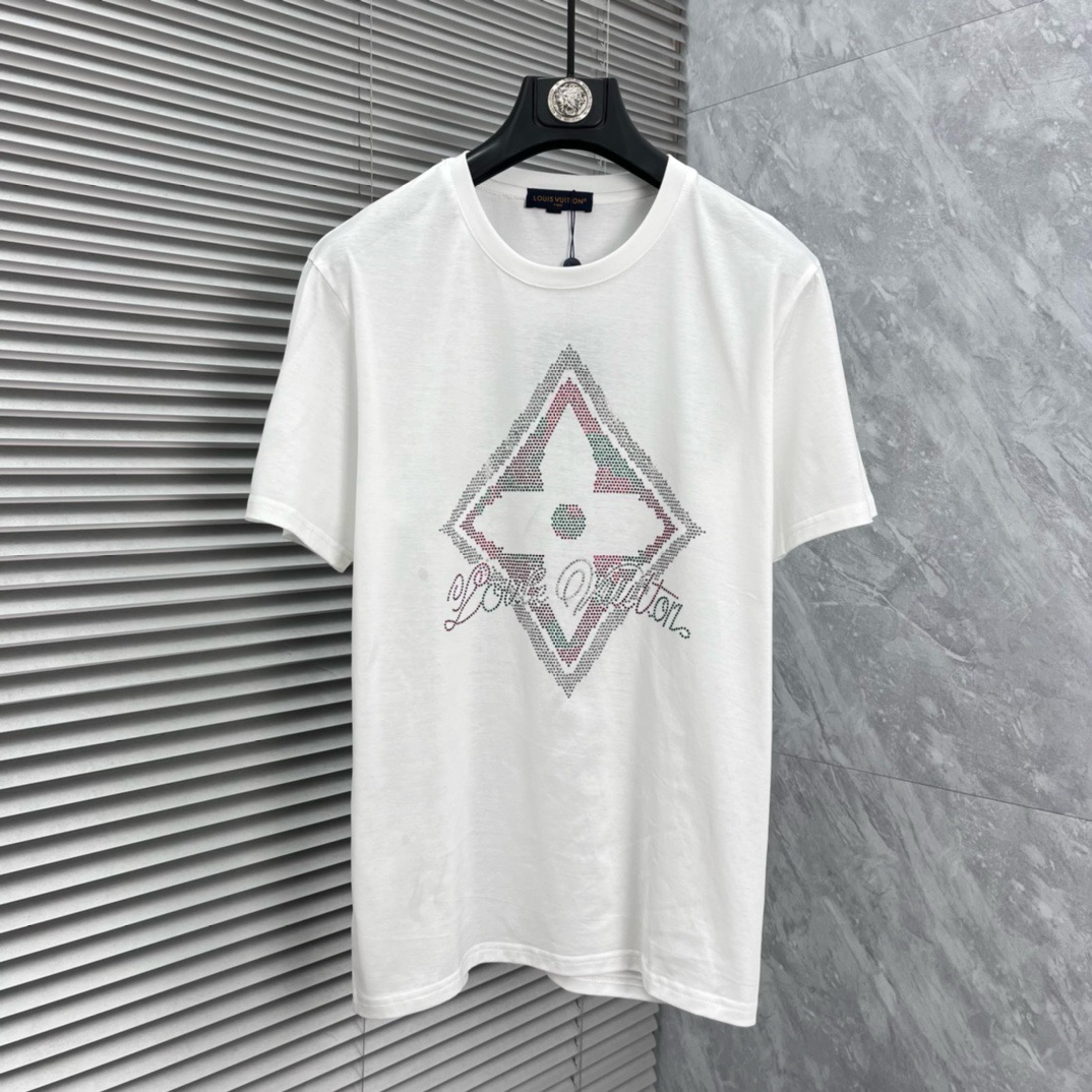 NO:958258,Direct batch brand LV 2026 spring and summer clothing European GW counter new style catwalk celebrity style customization top original fashion casual short-sleeved T-shirt.  26ss is a must-have item for fashionistas and Internet celebrities. It is made of imported mercerized European cotton fabrics, which are both comfortable and breathable. They are soft, anti-wrinkle, elastic and drapey. They are very handsome whether worn alone or layered inside. They are in line with men's practical dressing habits. They are designed with exquisite logo hot-drilling and heavy craftsmanship. They pursue luxury, noble and elegant style, create extraordinary men's taste, and are especially preferred by urban fashion men. Size M-5XL, Louis Vuitton, T-shirt, tees, t-shirt,19860909直批 品牌LV 2026春夏装欧洲GW专柜新款 走秀网红款定制 顶级原单时尚休闲短袖T恤. 26ss潮人网红必备单品,精选进口丝光欧棉面料,舒适性与透气性兼优,柔软抗皱弹性和垂性极佳,无论是单穿还是内搭都是帅气十足,吻合了男性实用穿衣习惯,精致logo烫钻重工艺设计,追求奢华高贵优雅风范,打造不凡男士品味,都市时尚男尤首选. 码数M-5XL,,louis vuitton,T-shirt,tees，t-shirt,,Men's clothing