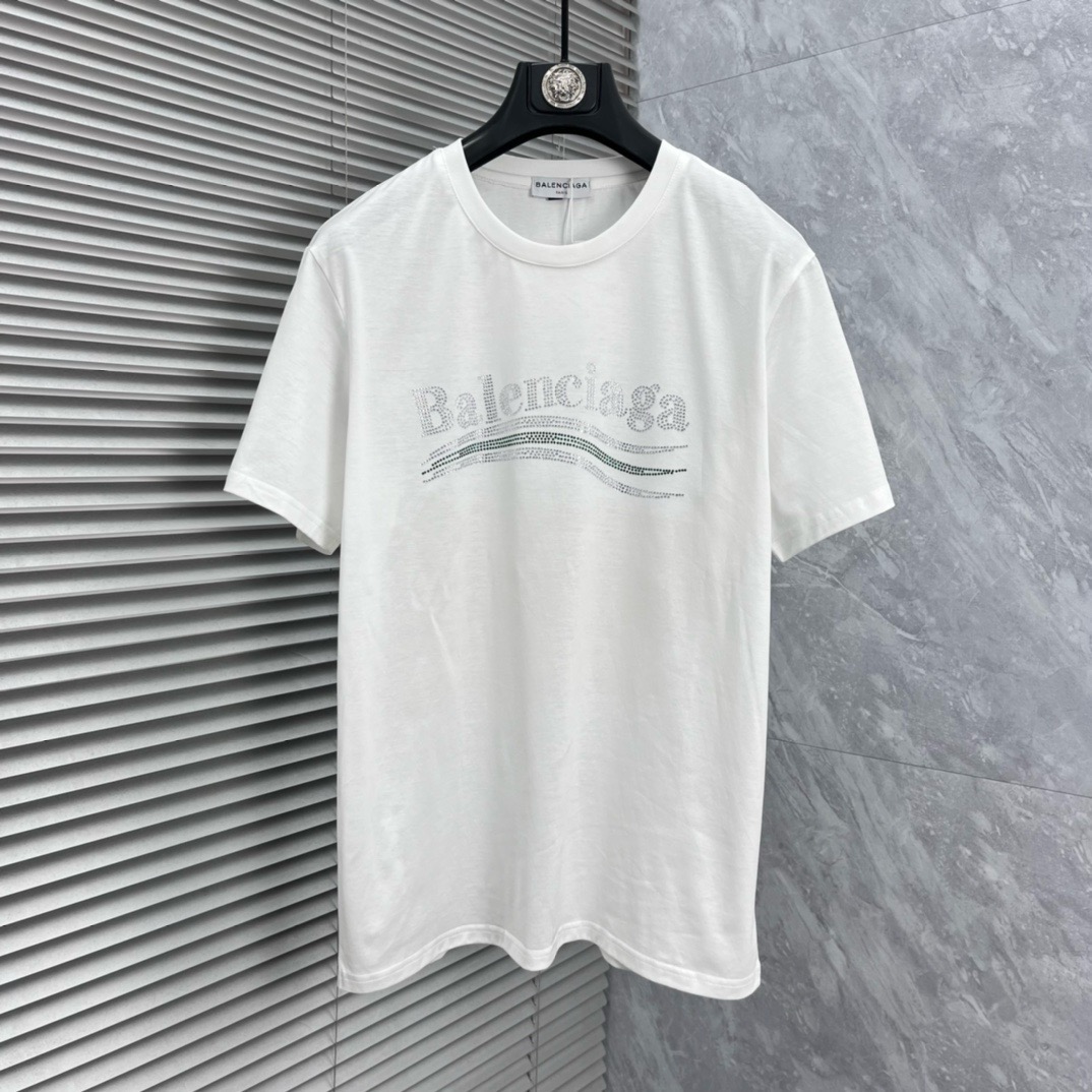 NO:958197,Directly approved brand Balenciaga 2026 spring and summer European GW counter new style catwalk celebrity style customization top original fashion casual short-sleeved T-shirt.  26ss is a must-have item for fashionistas and Internet celebrities. It is made of imported mercerized European cotton fabrics, which are both comfortable and breathable. They are soft, anti-wrinkle, elastic and drapey. They are very handsome whether worn alone or as an inner layer. They are in line with men's practical dressing habits. They are designed with exquisite logo hot-drilling and heavy craftsmanship. They pursue luxury, noble and elegant style, create extraordinary men's taste, and are especially preferred by urban fashion men. Size M-5XL, balenciaga, T-shirt, tees, t-shirt,19860909直批 品牌巴黎世家 2026春夏装欧洲GW专柜新款 走秀网红款定制 顶级原单时尚休闲短袖T恤. 26ss潮人网红必备单品,精选进口丝光欧棉面料,舒适性与透气性兼优,柔软抗皱弹性和垂性极佳,无论是单穿还是内搭都是帅气十足,吻合了男性实用穿衣习惯,精致logo烫钻重工艺设计,追求奢华高贵优雅风范,打造不凡男士品味,都市时尚男尤首选. 码数M-5XL,,balenciaga,T-shirt,tees，t-shirt,,Men's clothing