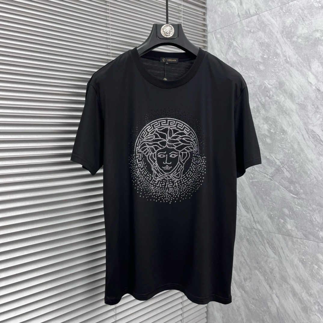NO:958206,Direct batch brand Versace 2026 spring and summer clothing European GW counter new style catwalk celebrity style customization top original fashion casual short-sleeved T-shirt.  26ss is a must-have item for fashionistas and Internet celebrities. It is made of imported mercerized European cotton fabrics, which are both comfortable and breathable. They are soft, anti-wrinkle, elastic and drapey. They are very handsome whether worn alone or layered inside. They are in line with men's practical dressing habits. The exquisite logo hot-drilled and heavy craftsmanship design pursues luxury, noble and elegant style to create extraordinary men's taste, especially the first choice for urban fashion men. Size M-5XL, versace, T-shirt, tees, t-shirt,19860909直批 品牌范思哲 2026春夏装欧洲GW专柜新款 走秀网红款定制 顶级原单时尚休闲短袖T恤. 26ss潮人网红必备单品,精选进口丝光欧棉面料,舒适性与透气性兼优,柔软抗皱弹性和垂性极佳,无论是单穿还是内搭都是帅气十足,吻合了男性实用穿衣习惯,精致logo烫钻重工艺设计,追求奢华高贵优雅风范,打造不凡男士品味,都市时尚男尤首选. 码数M-5XL,,versace,T-shirt,tees，t-shirt,,Men's clothing