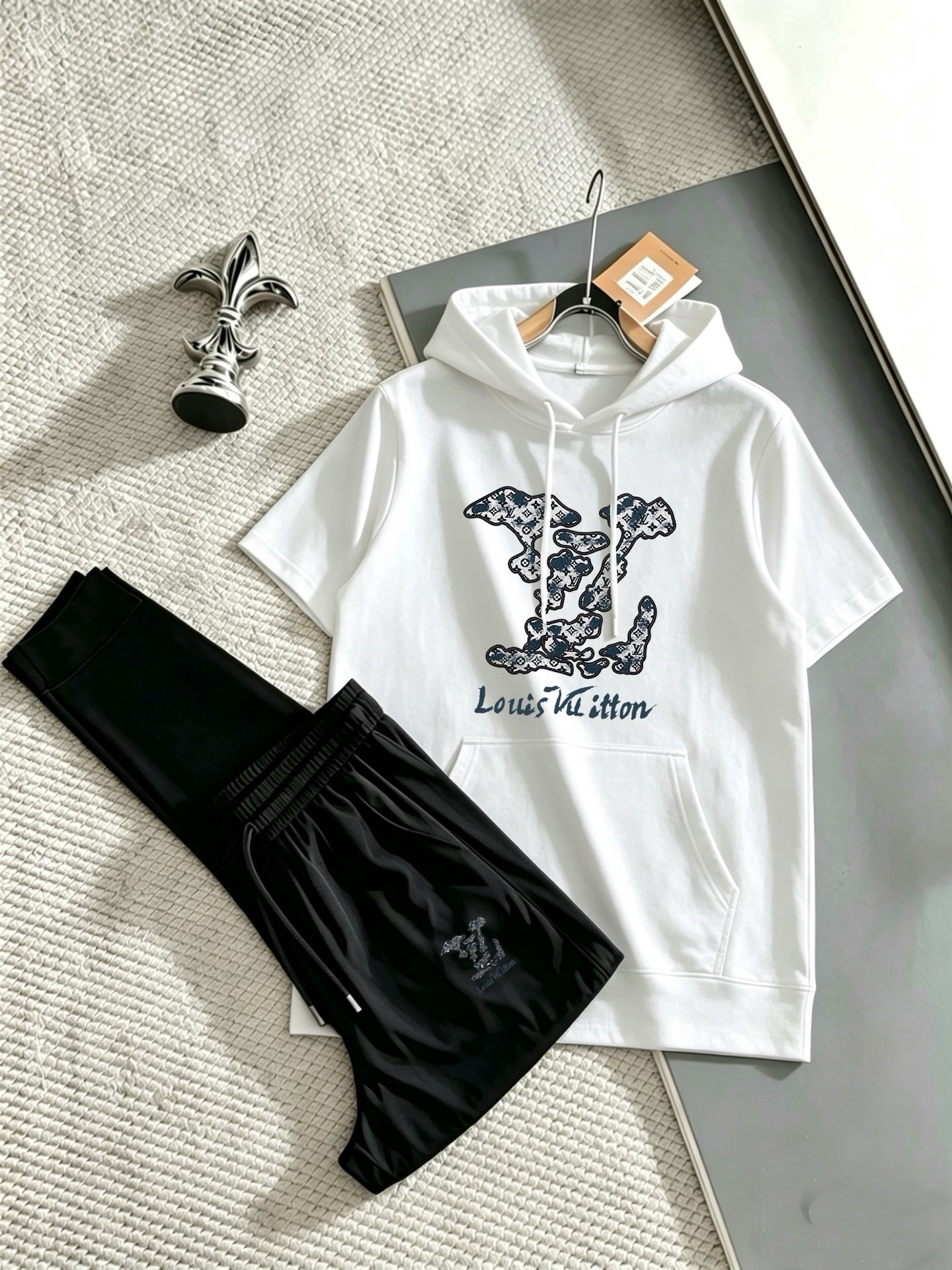 P160 Marca: LV 2026 Nueva Colección Hombre Conjunto de Camiseta de Manga Corta y Pantalón Largo con Capucha. ¡Venta sin…