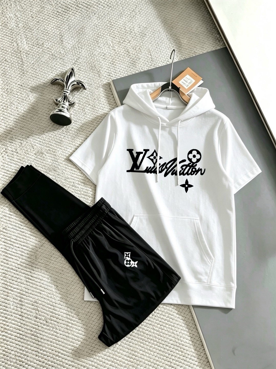 P160 Marca: LV 2026 Nueva Colección Hombre Conjunto de Camiseta de Manga Corta y Pantalón Largo con Capucha. ¡Venta sin…