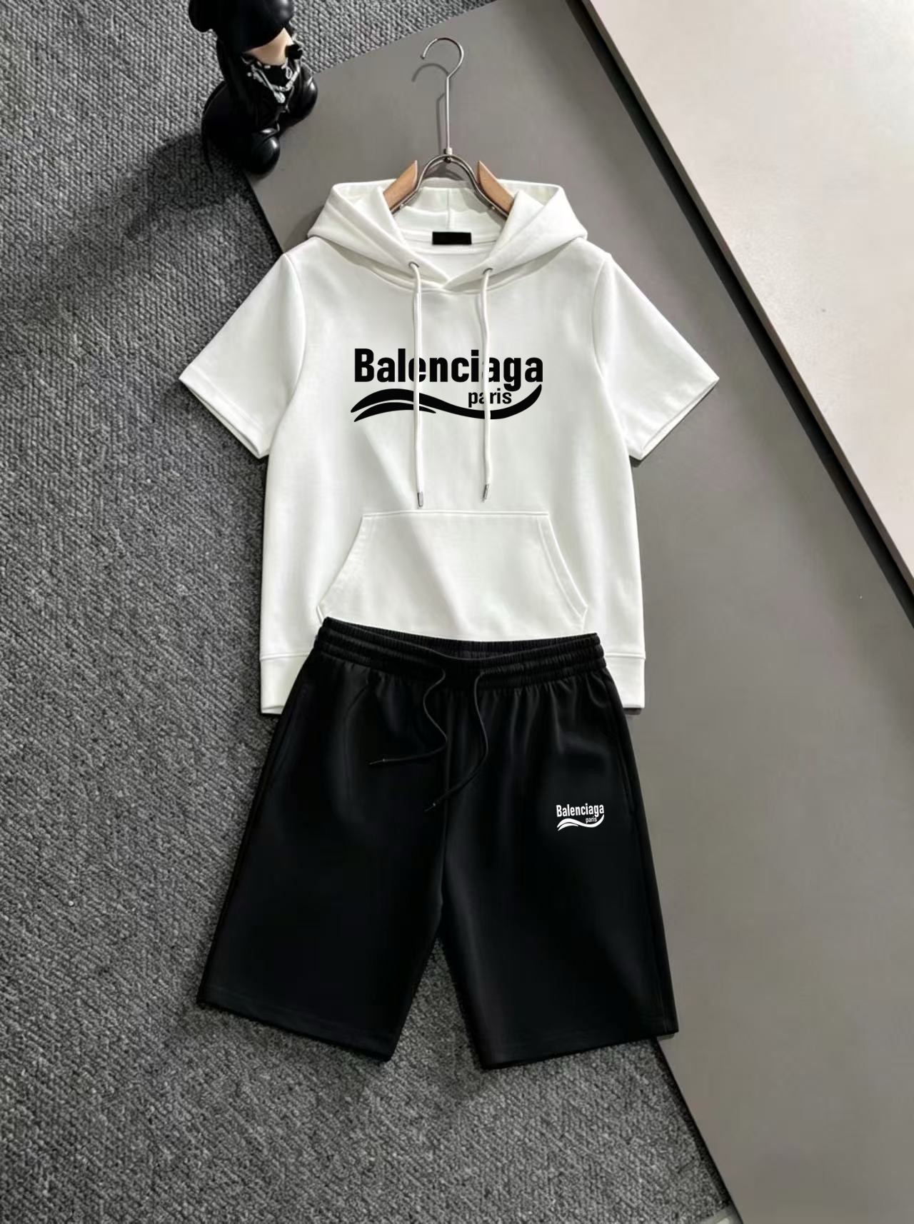 P140 Marca: Balenciaga 2026 sitio web oficial mismo estilo. Marca de lujo de renombre mundial. Traje de manga corta con…