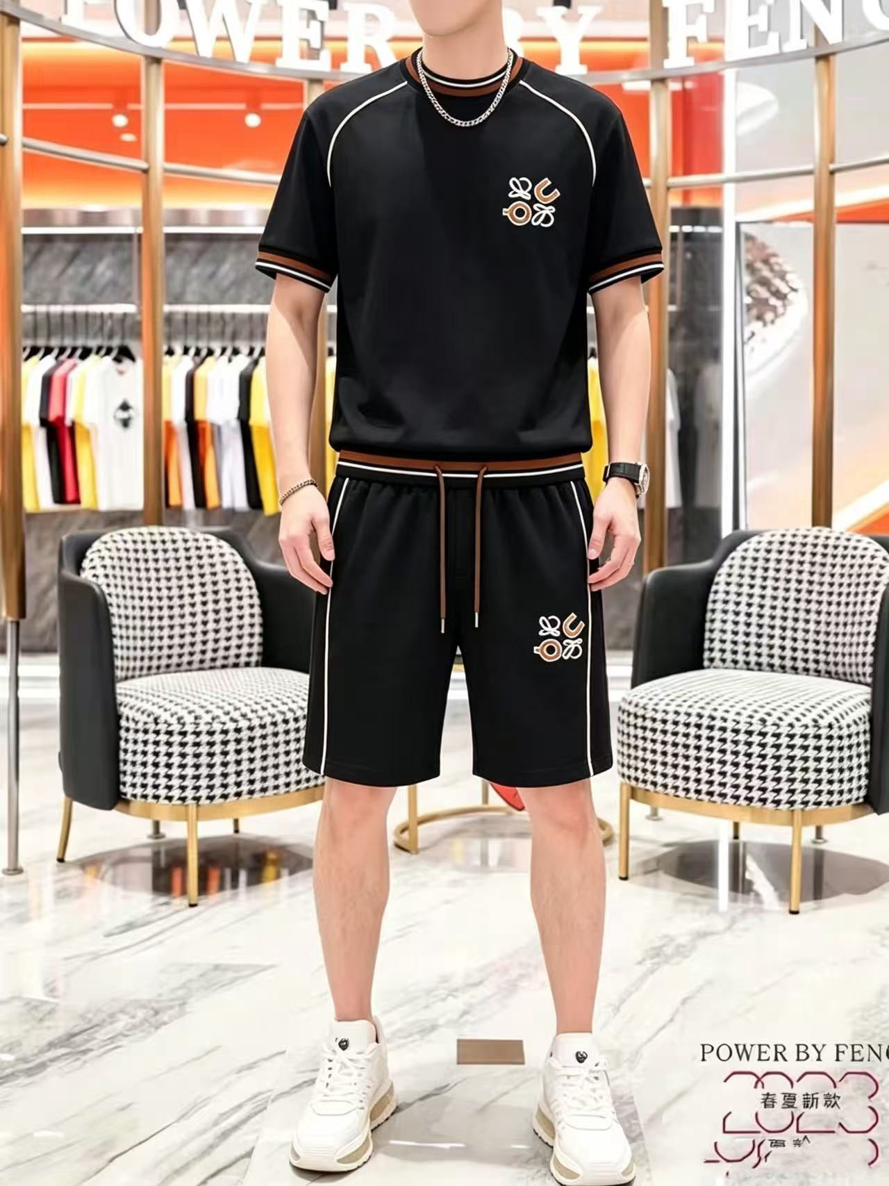 NO:954922,Direct batch brand: Loewe 2026 summer latest model, same style for men and women, classic design short-sleeved T-shirt shorts suit, slightly expanded version, customized air layer fabric, soft to the touch, comfortable to wear, fine workmanship. The upper body effect is incomparably handsome, size M-3XL,,loewe,shorts,T-shirt,tees,t-shirt,19860909直批 品牌: 罗意威 2026夏季最新款,男女同款,经典设计短袖T恤短裤套装,微扩版型,定制空气层面料,手感柔软,穿着舒适,做工精细.上身效果无敌帅气,码数M-3XL,,loewe,shorts,T-shirt,tees，t-shirt,,Men's clothing