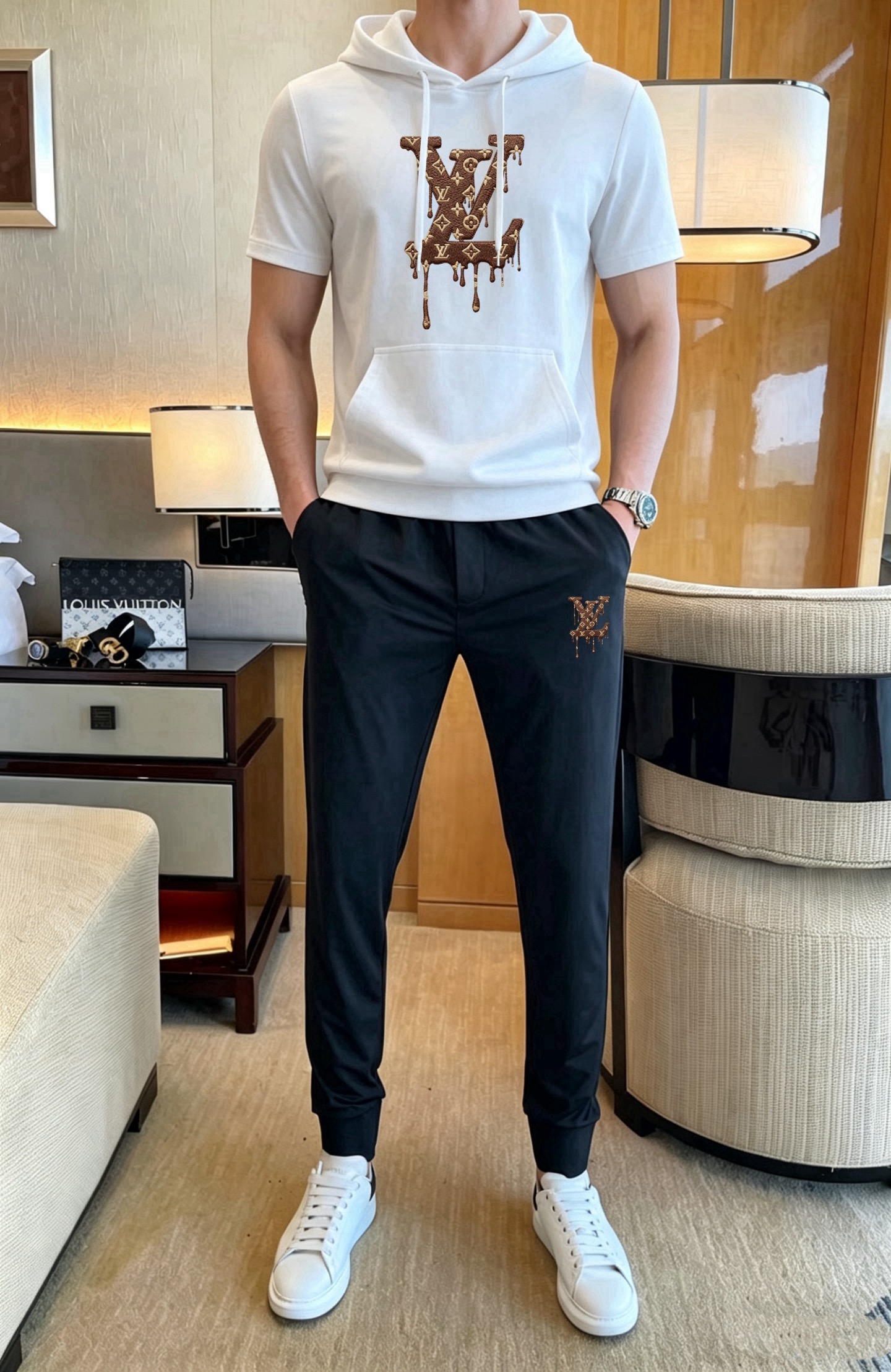 P160 Marca: LV 2026 Nueva Colección Hombre Conjunto de Camiseta de Manga Corta y Pantalón Largo con Capucha. ¡Venta sin…