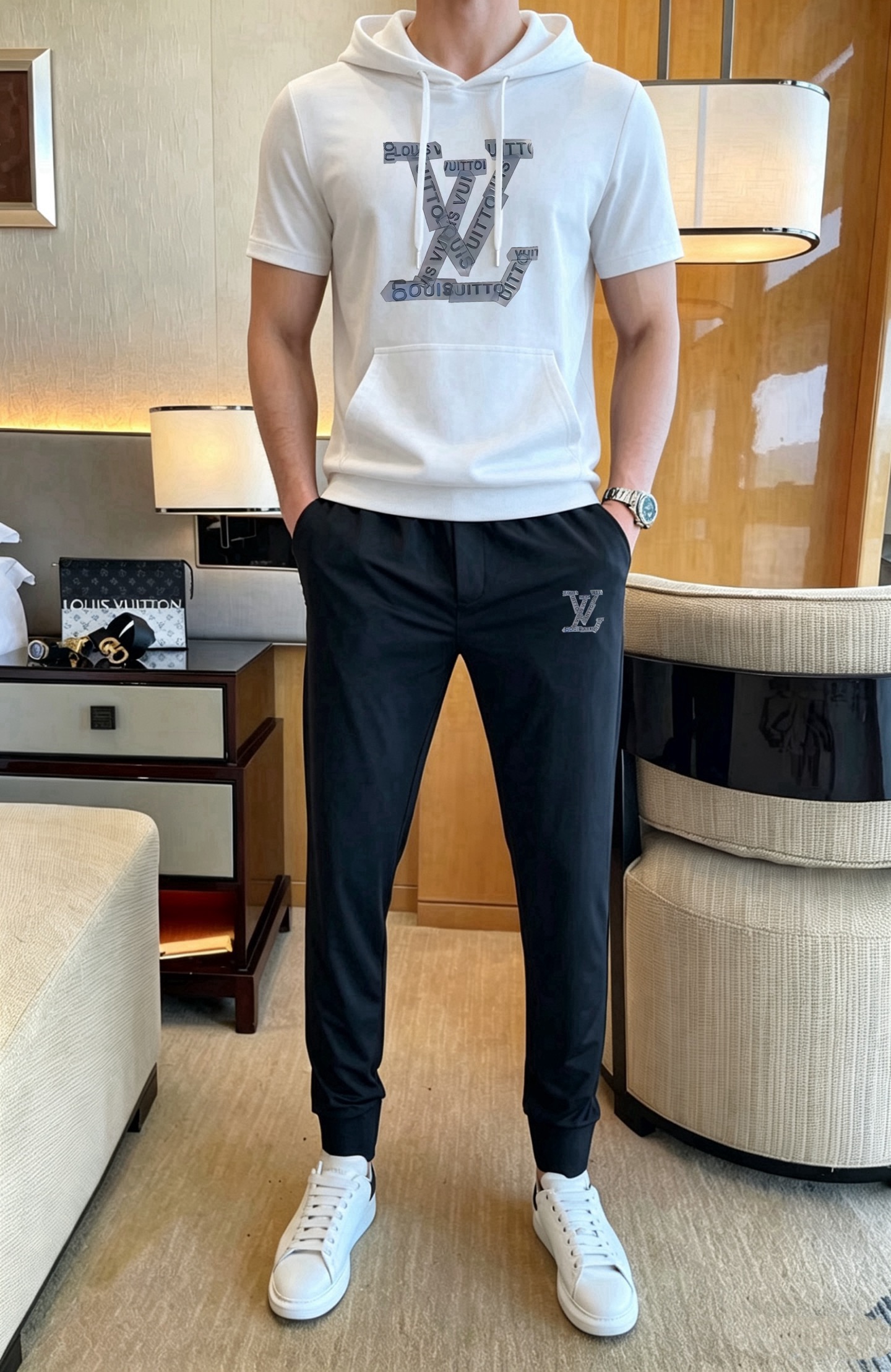 P160 Marca: LV 2026 Nueva Colección Hombre Conjunto de Camiseta de Manga Corta y Pantalón Largo con Capucha. ¡Venta sin…
