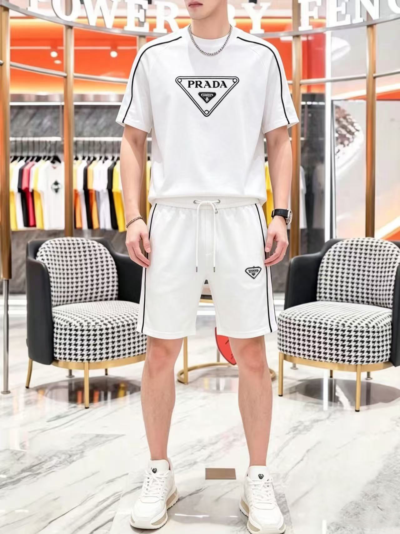NO:954935,Direct batch brand: Prada 2026 summer latest model, same style for men and women, classic design short-sleeved T-shirt shorts suit, slightly expanded version, customized air layer fabric, soft to the touch, comfortable to wear, fine workmanship. The upper body effect is invincible and handsome, size M-3XL,, prada, shorts, T-shirt, tees, t-shirt,19860909直批 品牌: 普拉达 2026夏季最新款,男女同款,经典设计短袖T恤短裤套装,微扩版型,定制空气层面料,手感柔软,穿着舒适,做工精细.上身效果无敌帅气,码数M-3XL,,prada,shorts,T-shirt,tees，t-shirt,,Men's clothing