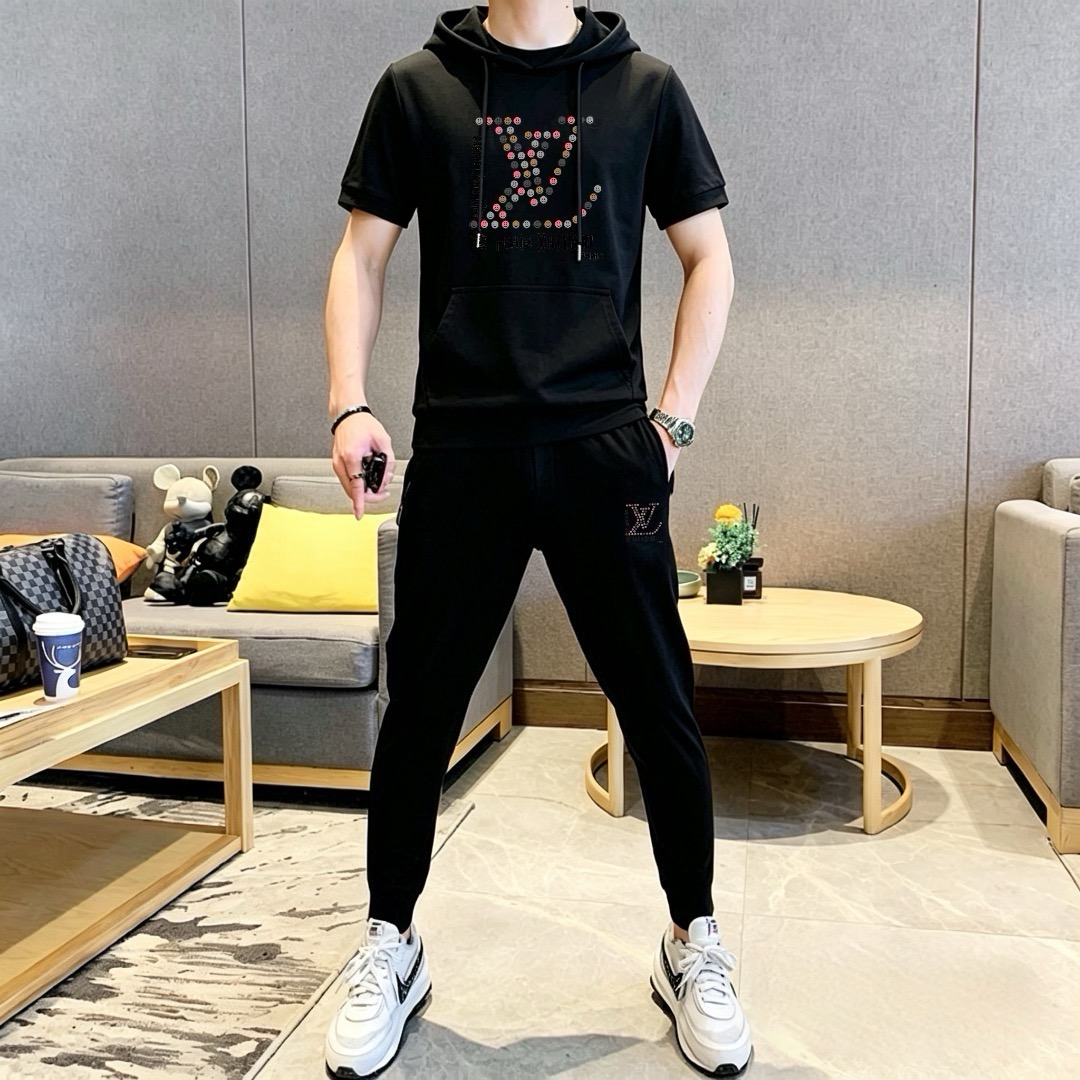 P160 Marca: LV 2026 Nueva Colección Hombre Conjunto de Camiseta de Manga Corta y Pantalón Largo con Capucha. ¡Venta sin…