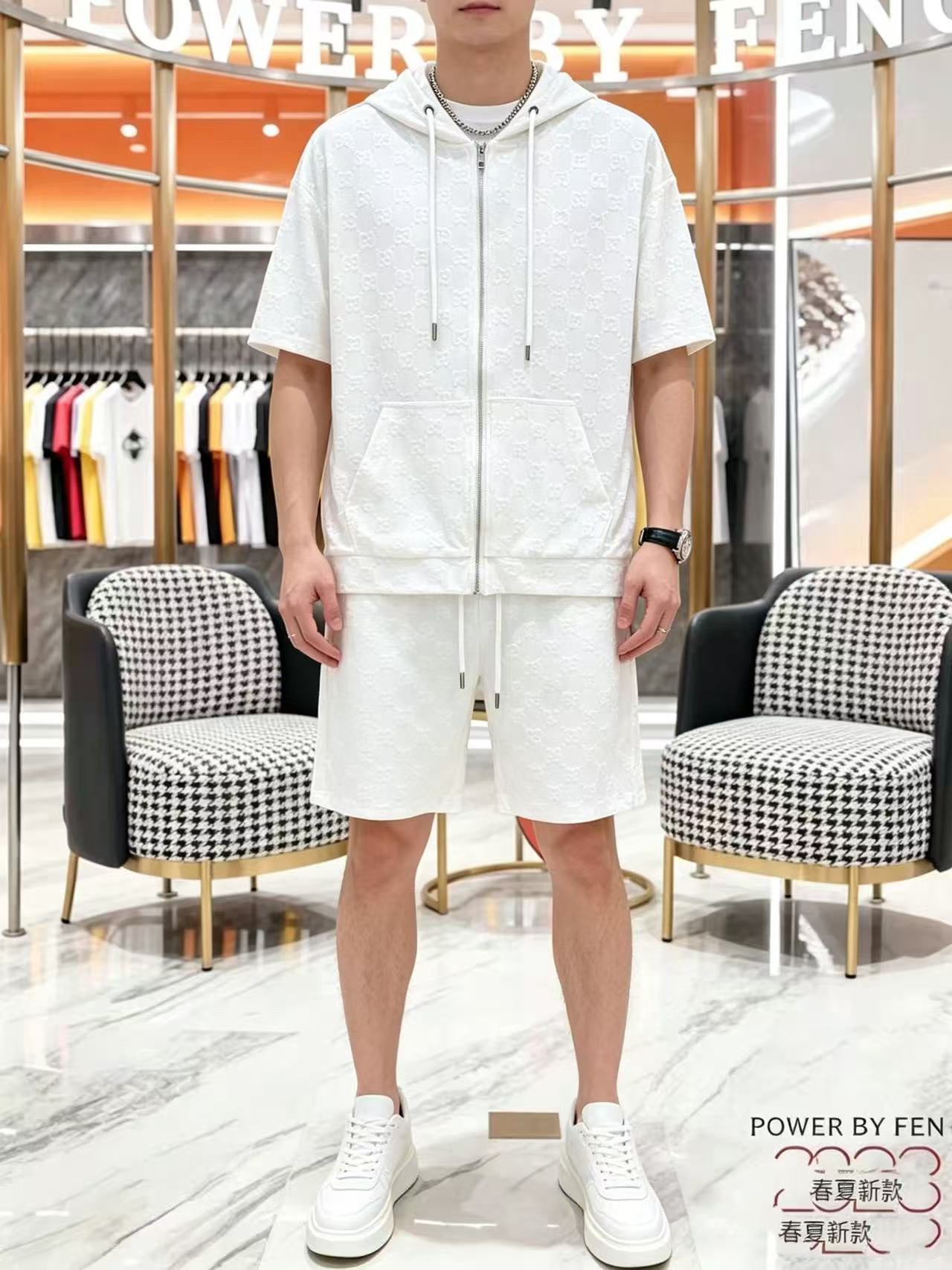 NO:954898,Direct batch brand: Gucci 2026 summer latest model, same style for men and women, classic design short-sleeved T-shirt shorts suit, slightly expanded version, customized air layer fabric, soft feel, comfortable to wear, fine workmanship. The upper body effect is invincible and handsome, size M-3XL, shorts, T-shirt, tees, t-shirt,19860909直批 品牌: 古奇 2026夏季最新款,男女同款,经典设计短袖T恤短裤套装,微扩版型,定制空气层面料,手感柔软,穿着舒适,做工精细.上身效果无敌帅气,码数M-3XL,,shorts,T-shirt,tees，t-shirt,,Men's clothing