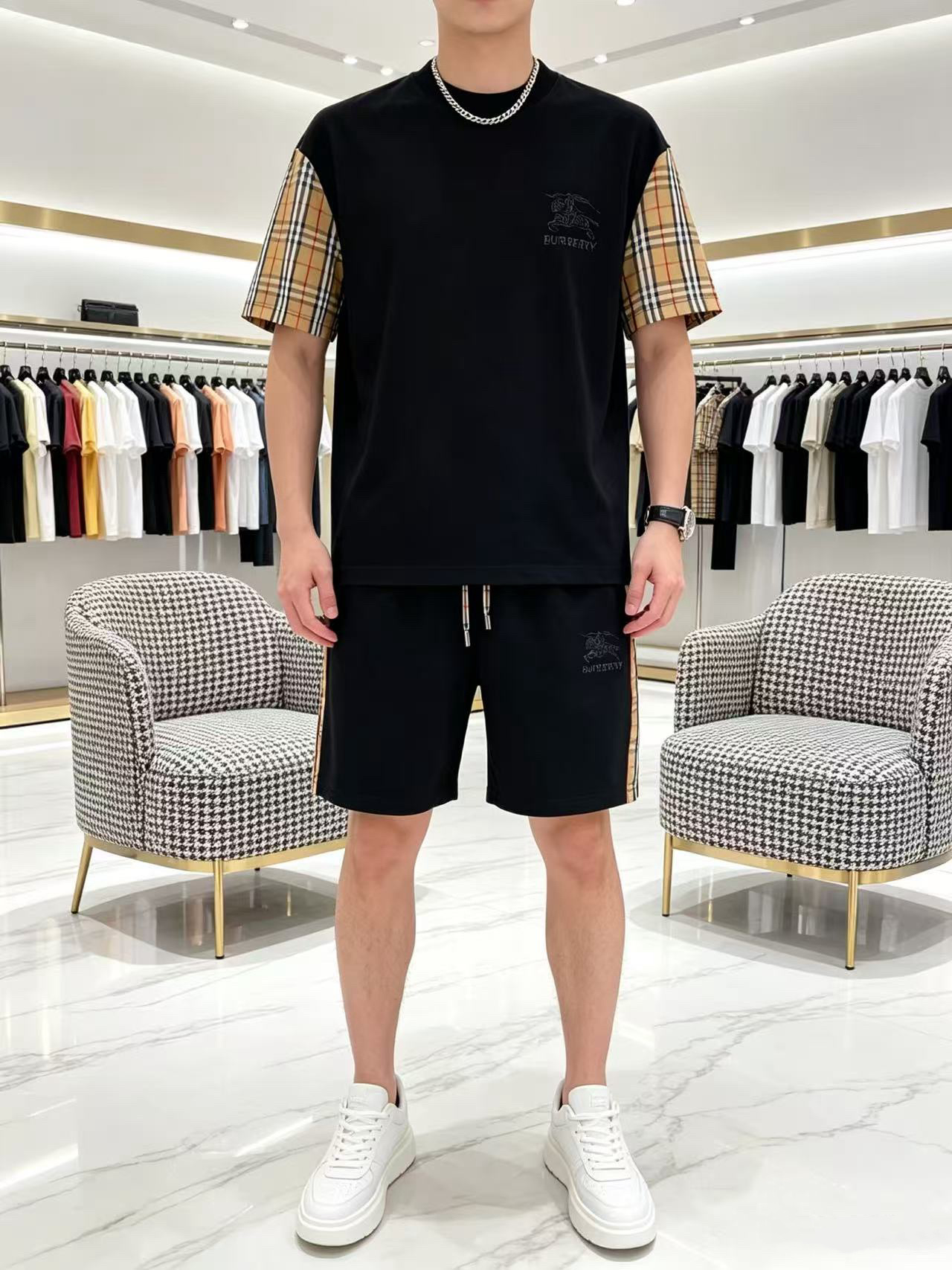NO:954904,Direct batch brand: Burberry 2026 summer latest model, same style for men and women, classic design short-sleeved T-shirt shorts suit, slightly expanded version, customized air layer fabric, soft feel, comfortable to wear, fine workmanship. The upper body effect is invincible and handsome, size M-3XL,, burberry, shorts, T-shirt, tees, t-shirt,19860909直批 品牌: 巴宝莉 2026夏季最新款,男女同款,经典设计短袖T恤短裤套装,微扩版型,定制空气层面料,手感柔软,穿着舒适,做工精细.上身效果无敌帅气,码数M-3XL,,burberry,shorts,T-shirt,tees，t-shirt,,Men's clothing